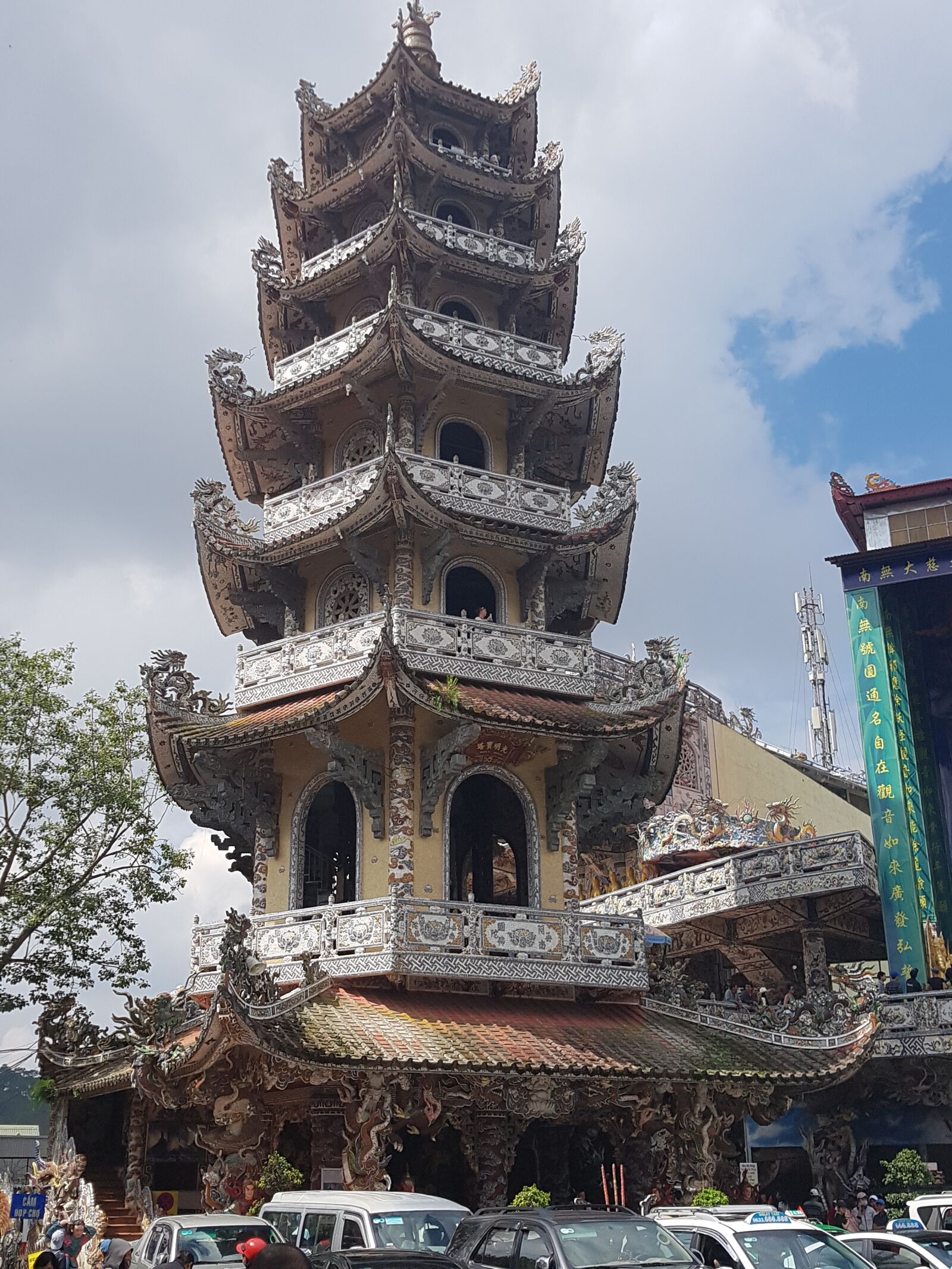 Samsung Galaxy S7 Edge sample photo. Pagoda, car, people photography