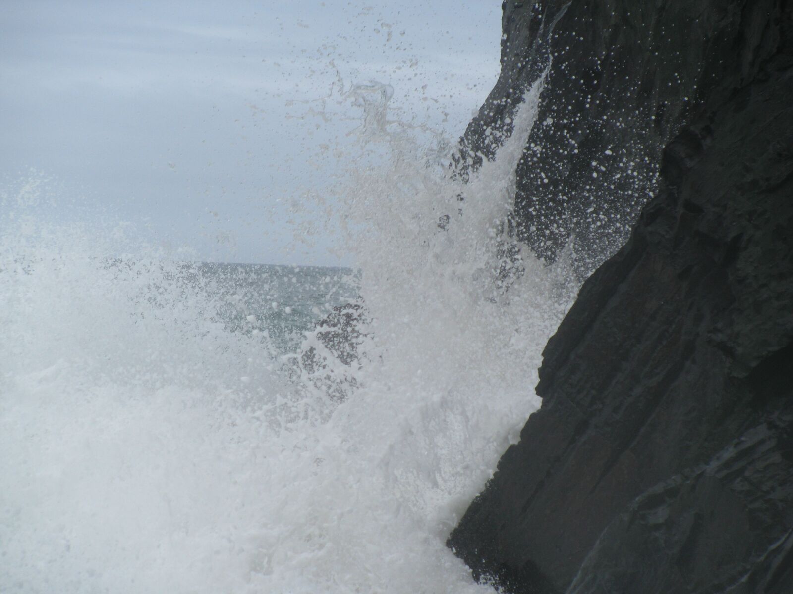 Canon POWERSHOT SX100 IS sample photo. Waves, rocks, sea photography