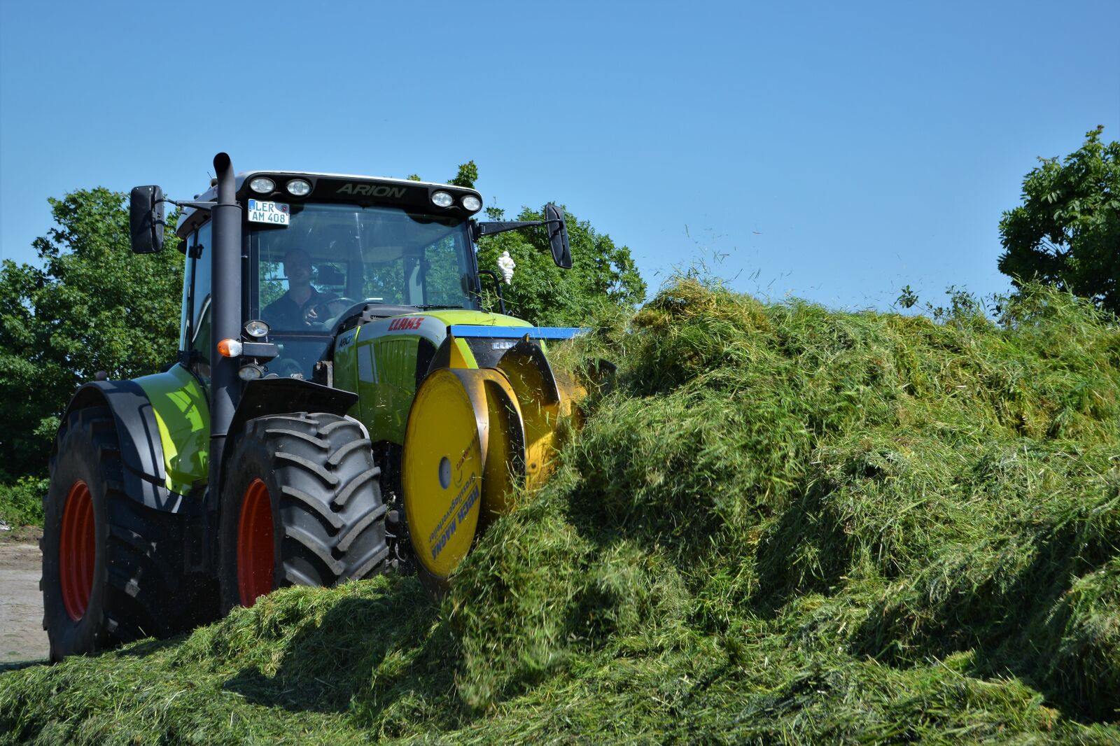 Nikon D5200 sample photo. Claas, silo, harvest workers photography