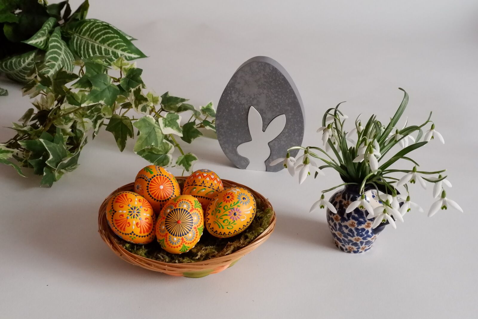 Fujifilm X-A10 sample photo. Yellow easter eggs, ornament photography