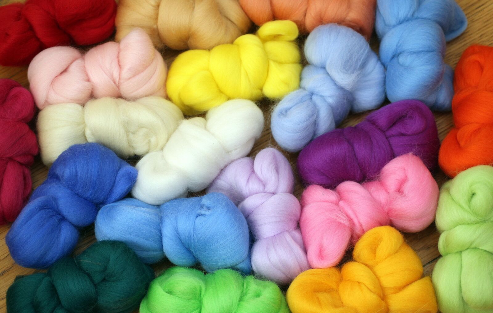 Canon EOS 1200D (EOS Rebel T5 / EOS Kiss X70 / EOS Hi) sample photo. Wool, wool czesankowa, colorful photography