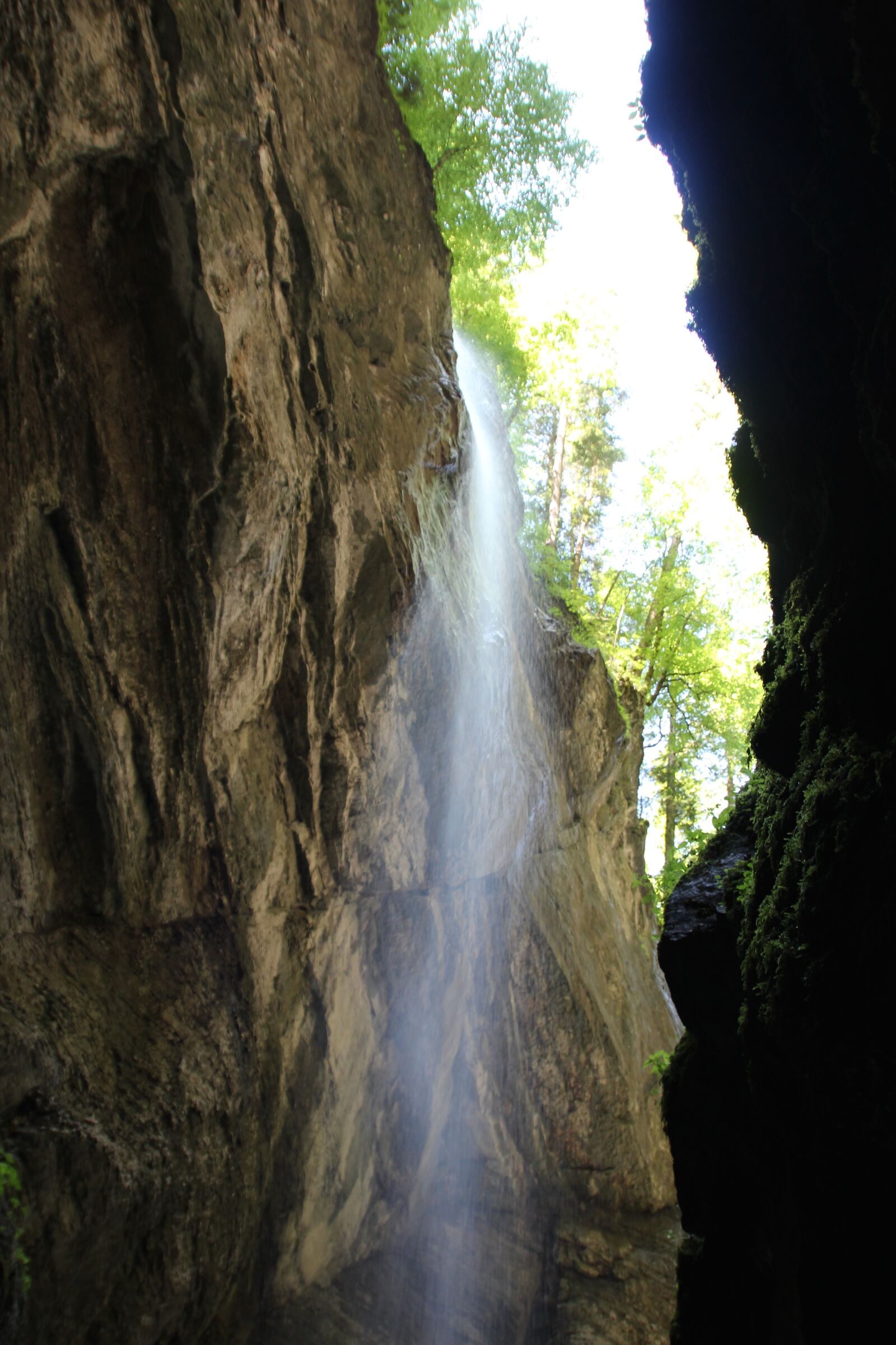 Canon EOS 600D (Rebel EOS T3i / EOS Kiss X5) sample photo. Waterfall, bust, water photography