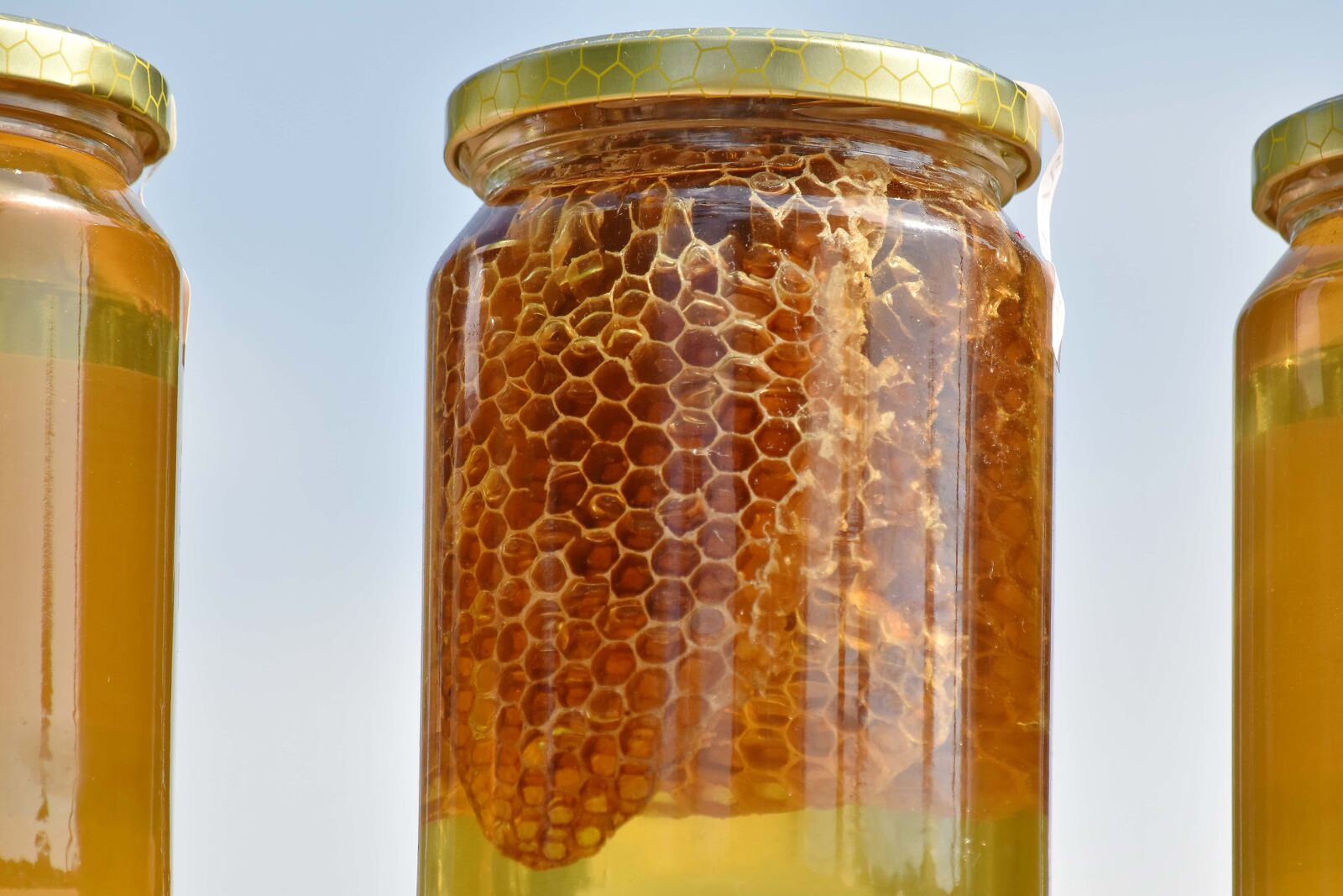 Nikon D5500 sample photo. Honey, honeycomb, jar, full photography