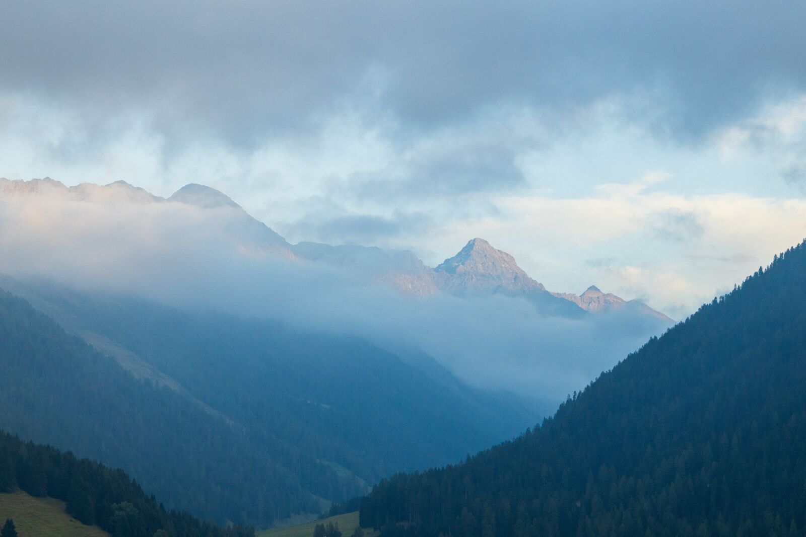 Canon EOS R sample photo. Fog, mood, mountains photography