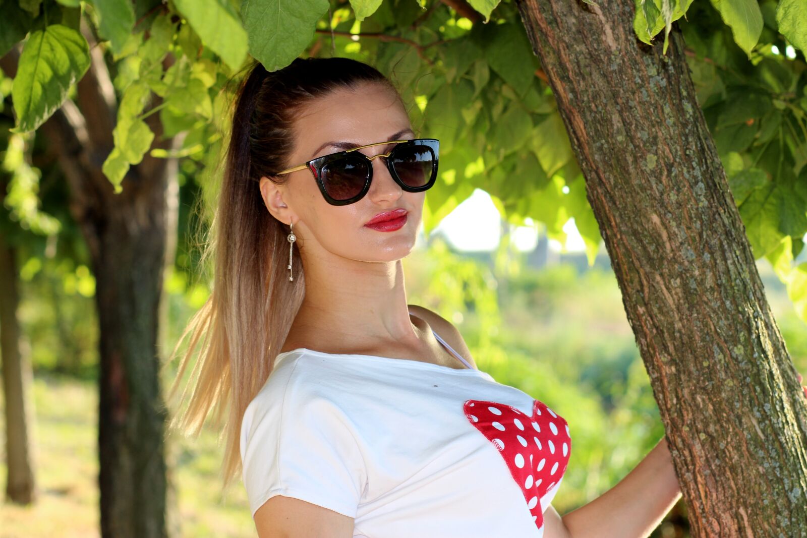 Canon EOS 700D (EOS Rebel T5i / EOS Kiss X7i) + Canon EF 85mm F1.8 USM sample photo. Girl, fashion, glasses of photography