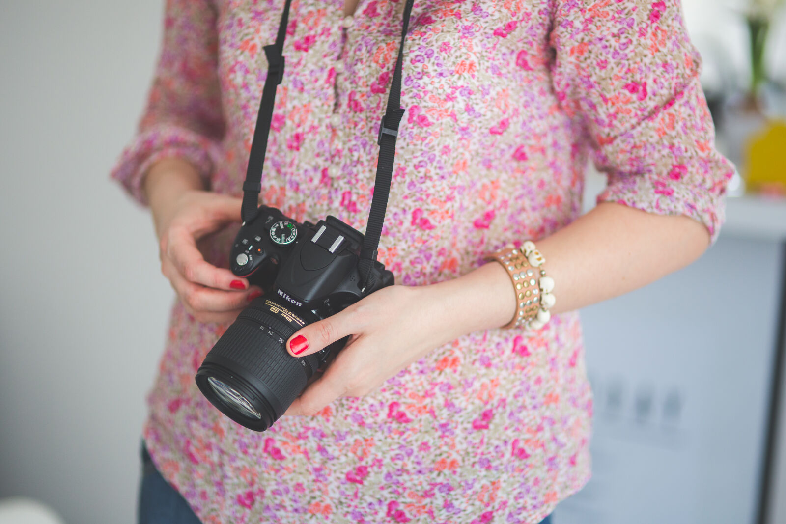 Sigma 85mm F1.4 EX DG HSM sample photo. Female, photographer, holding, a photography