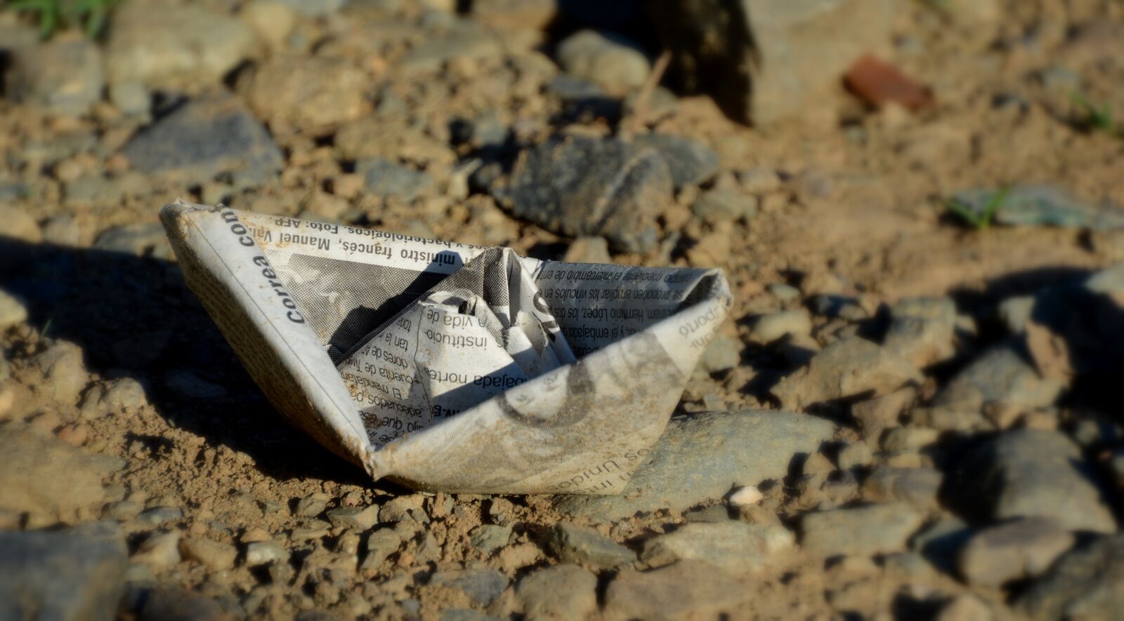 Nikon D3200 sample photo. Paper boat, newspaper, tinker photography