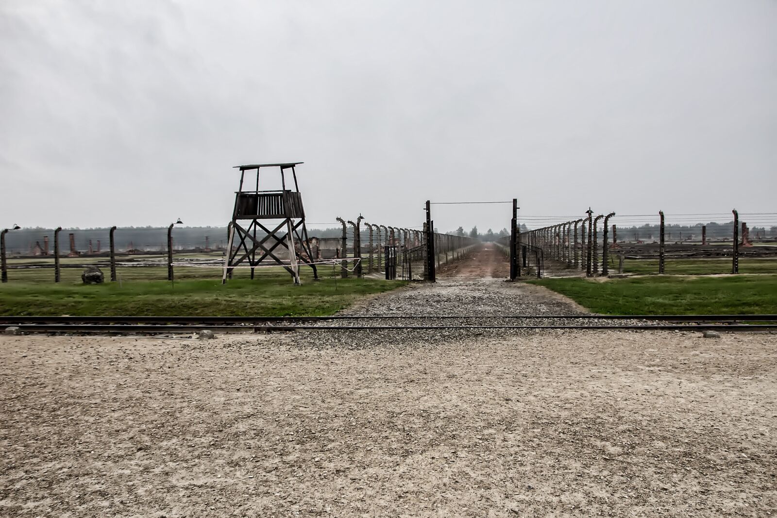 Canon EOS 600D (Rebel EOS T3i / EOS Kiss X5) sample photo. Auschwitz 2, brezinka, auschwitz photography
