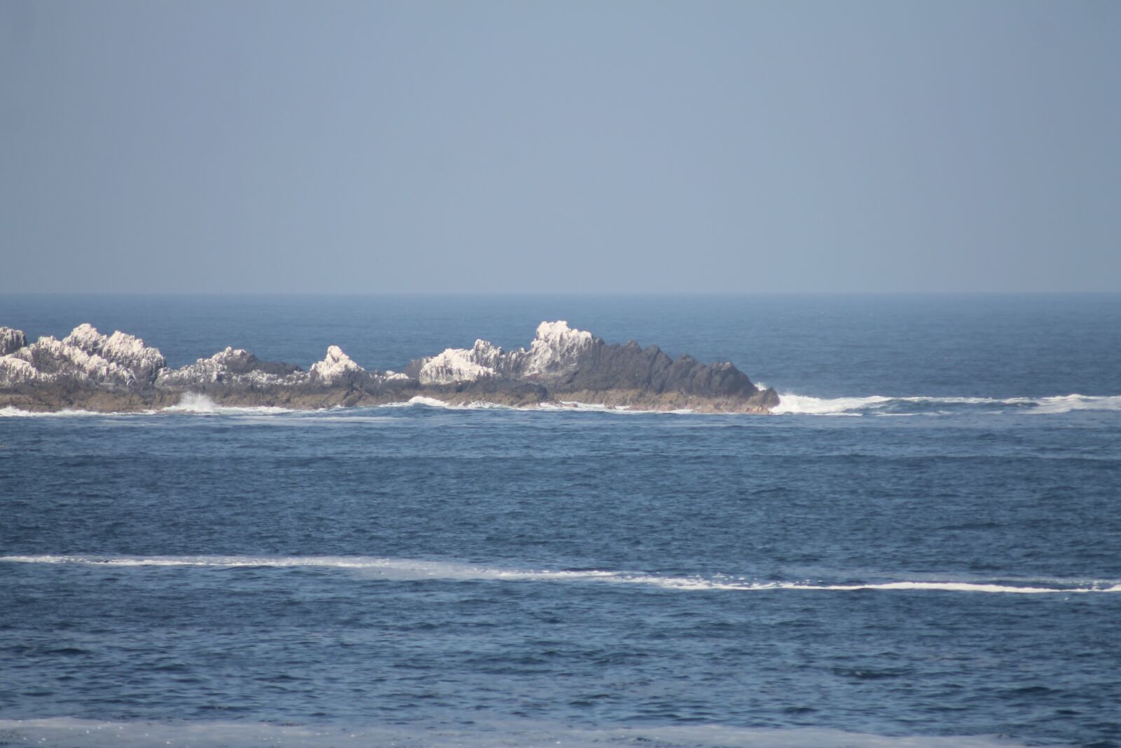 Canon EOS 1100D (EOS Rebel T3 / EOS Kiss X50) sample photo. Horizon, rocks, sky photography