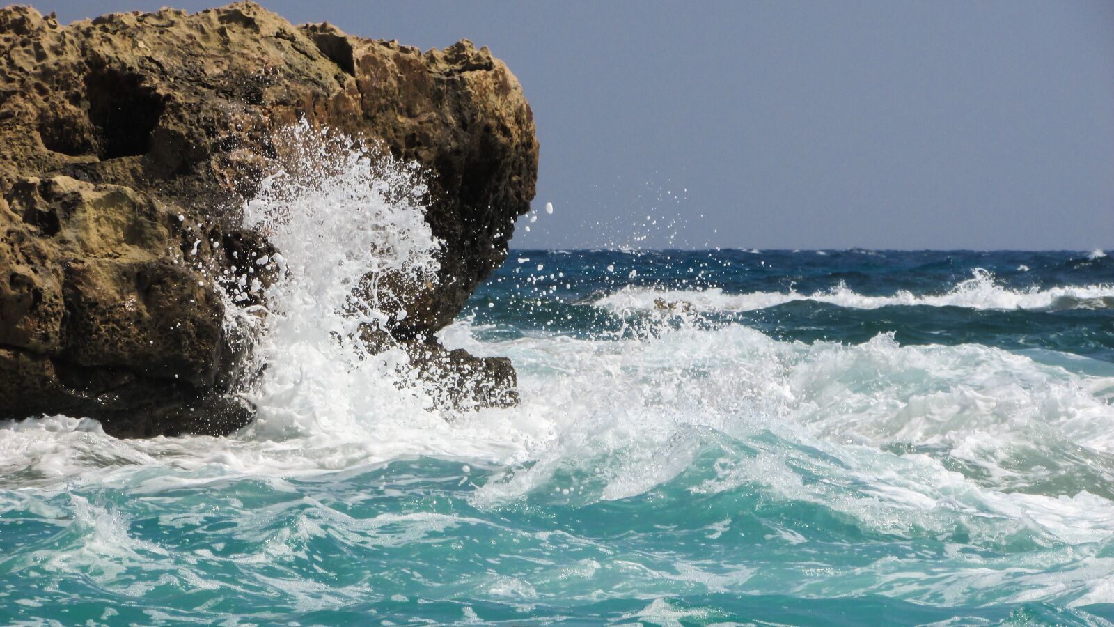 Canon PowerShot SX400 IS sample photo. Rock, wave, smashing photography