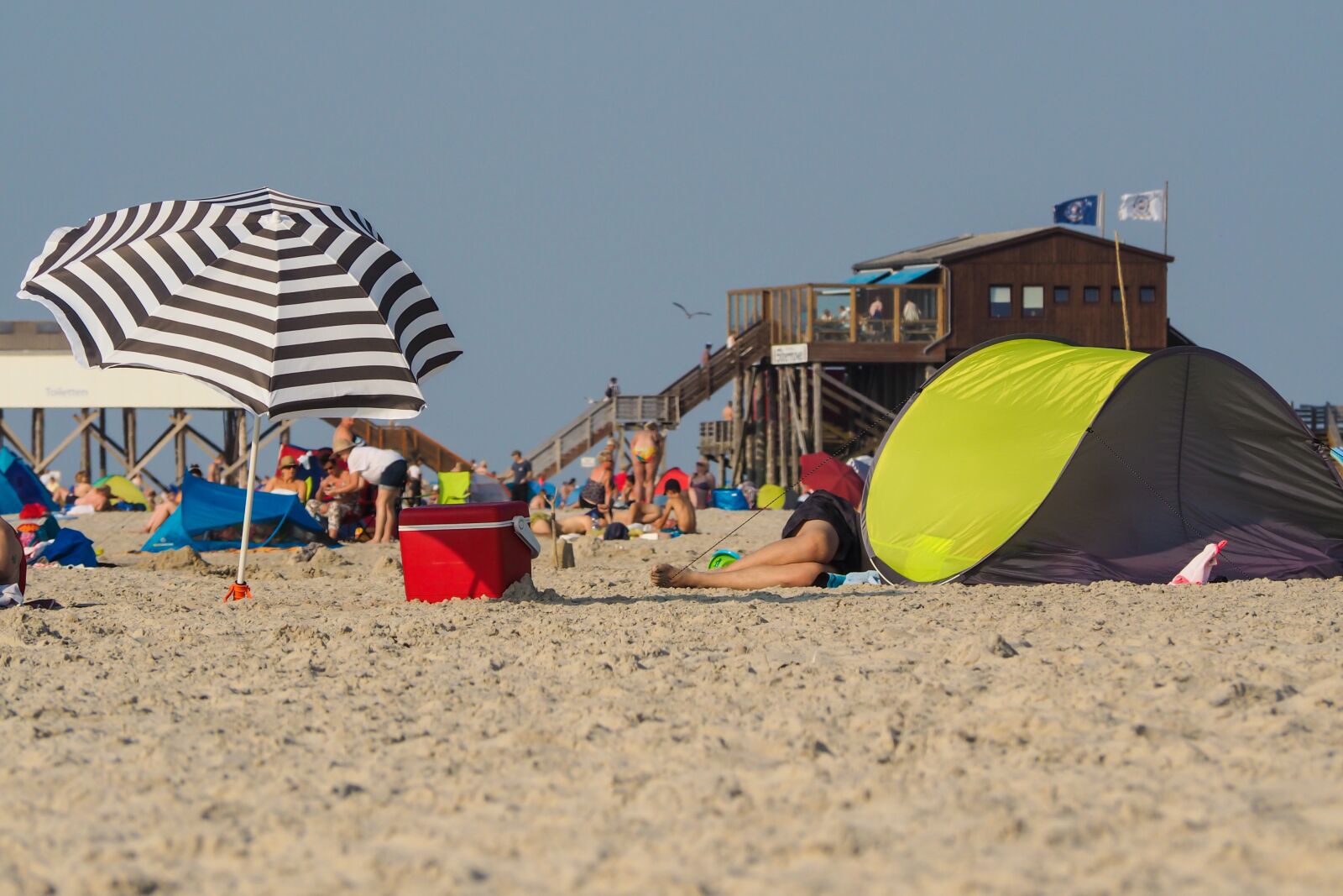 Olympus OM-D E-M10 sample photo. Beach, parasol, beach shelter photography