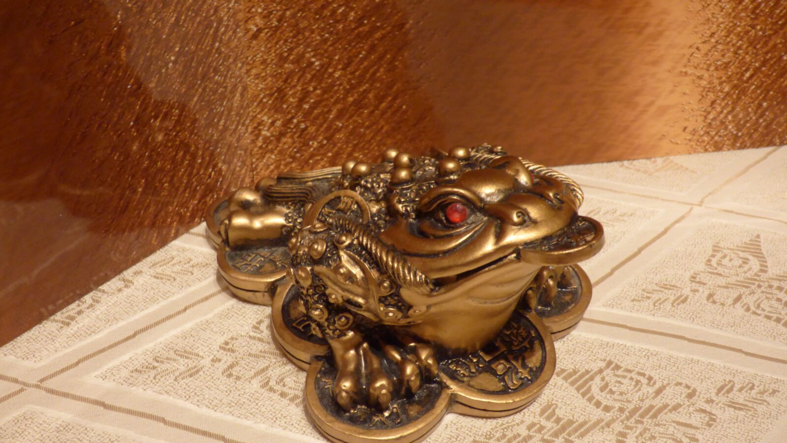 Panasonic DMC-FZ72 sample photo. Frog, happiness, money photography