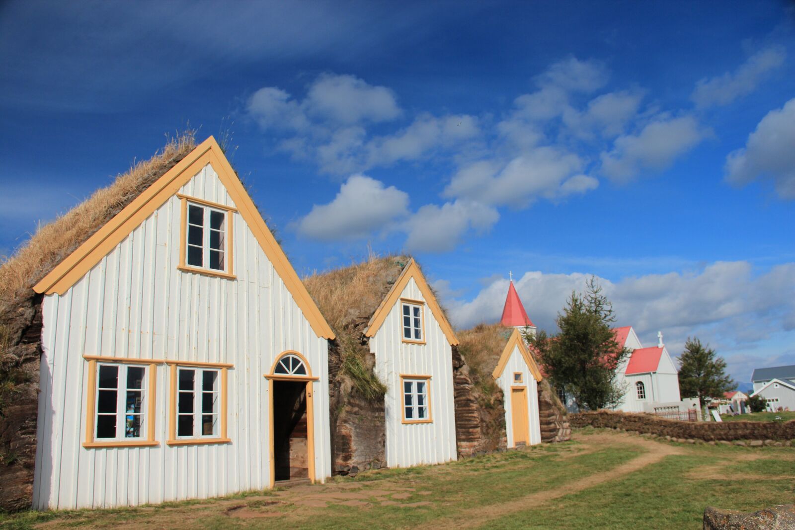 Canon EF-S 18-135mm F3.5-5.6 IS sample photo. Iceland, houses, straw photography
