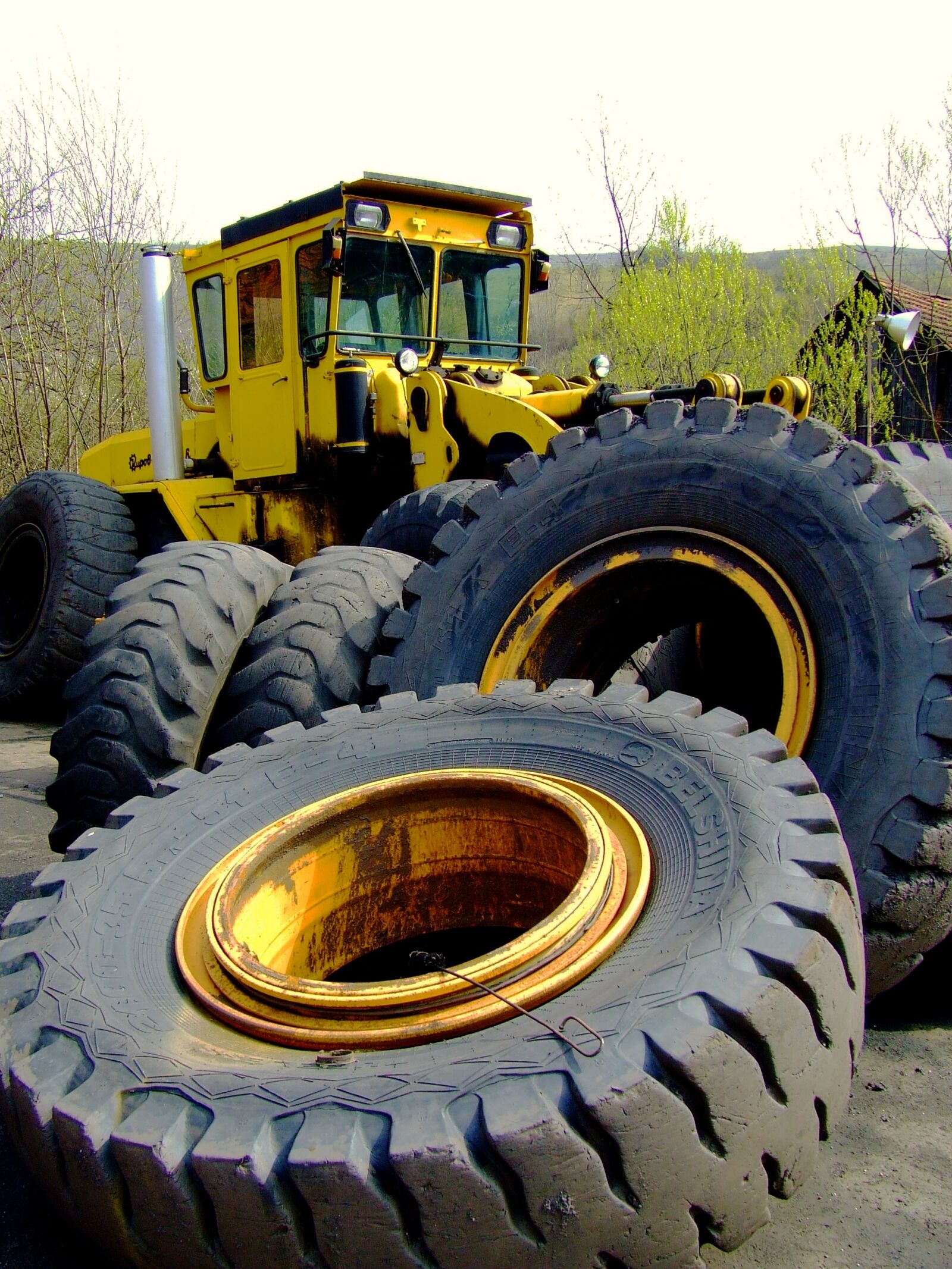 Fujifilm FinePix S5600 sample photo. Tractor, wheels, rubber tires photography