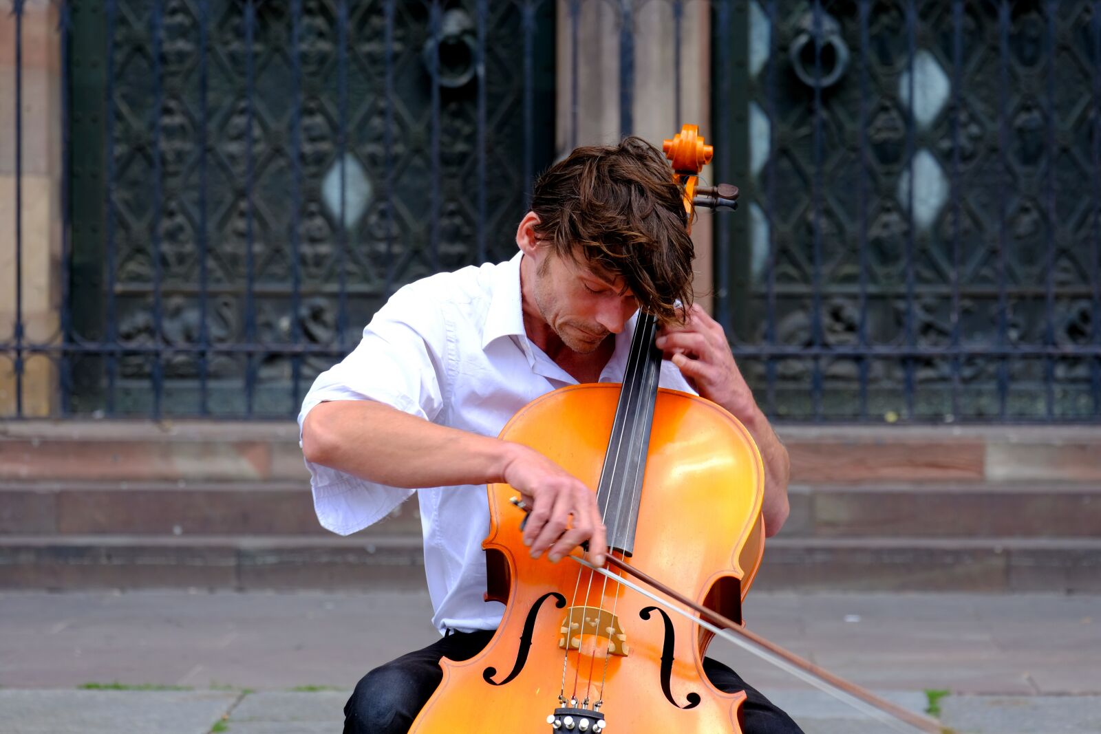 Fujifilm X-T20 sample photo. Musician, chello, arch photography