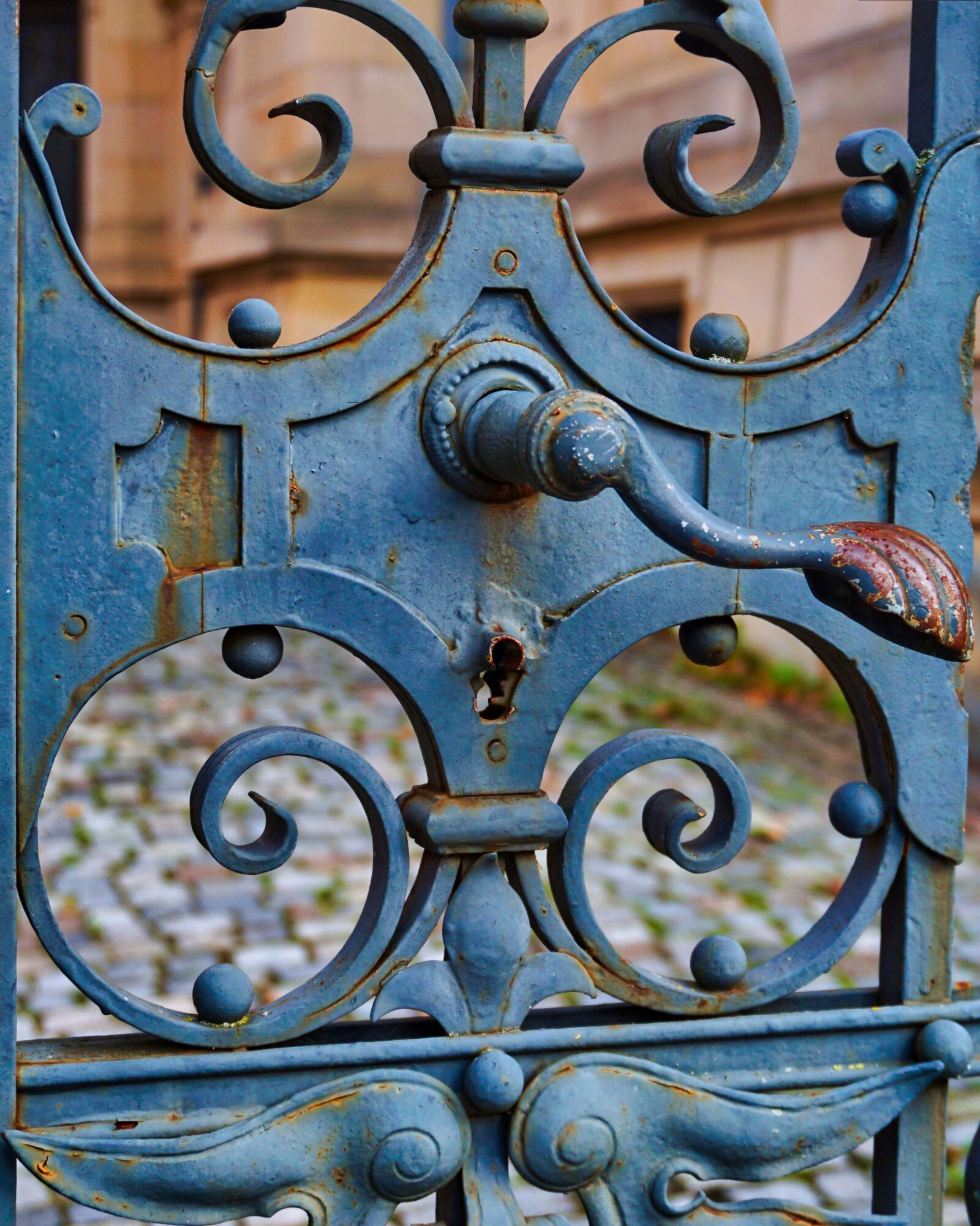 Sony E 16-50mm F3.5-5.6 PZ OSS sample photo. Door handle, goal, metal photography