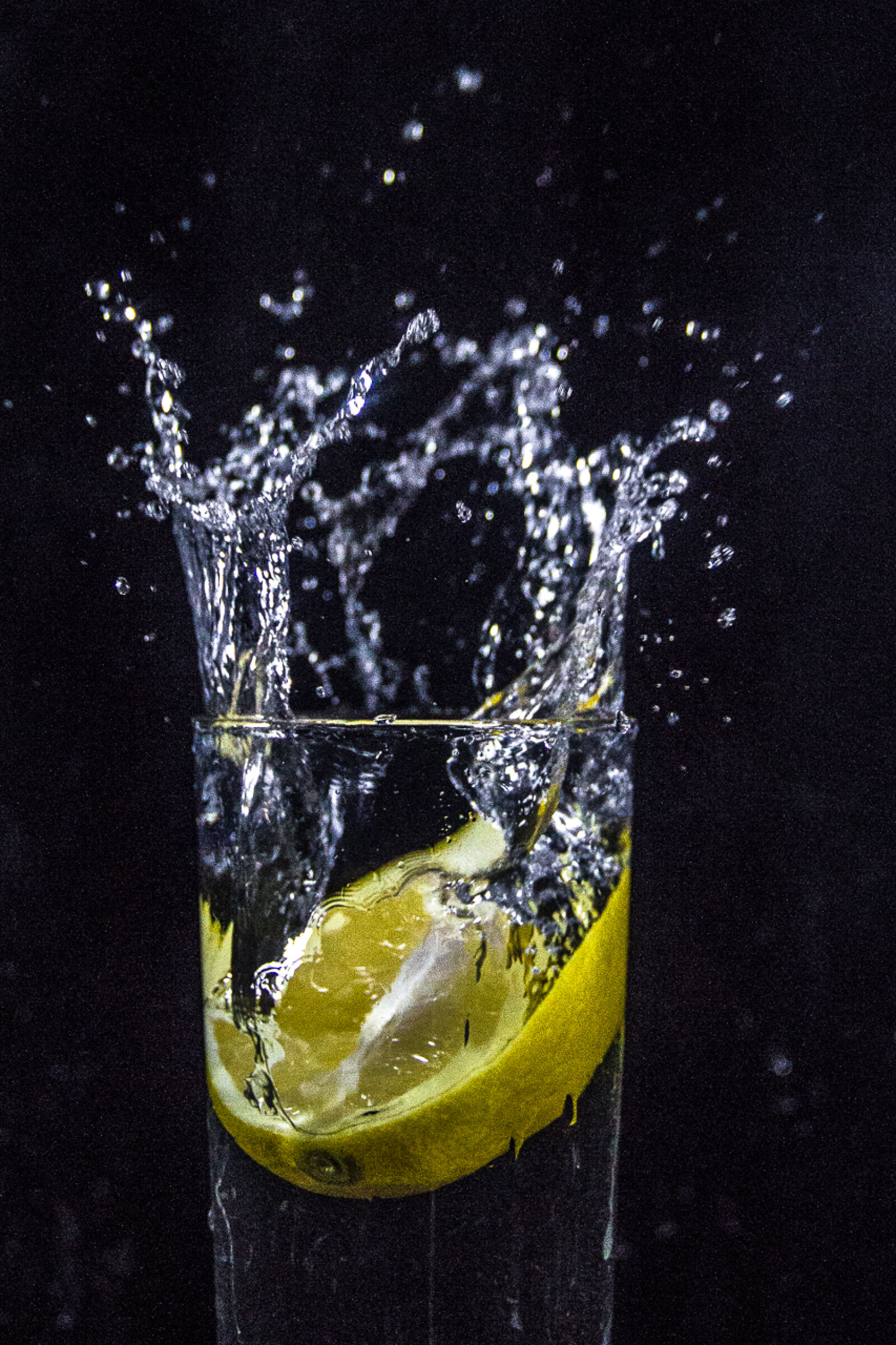 Canon EOS 600D (Rebel EOS T3i / EOS Kiss X5) sample photo. Black, drops, glass, lemon photography