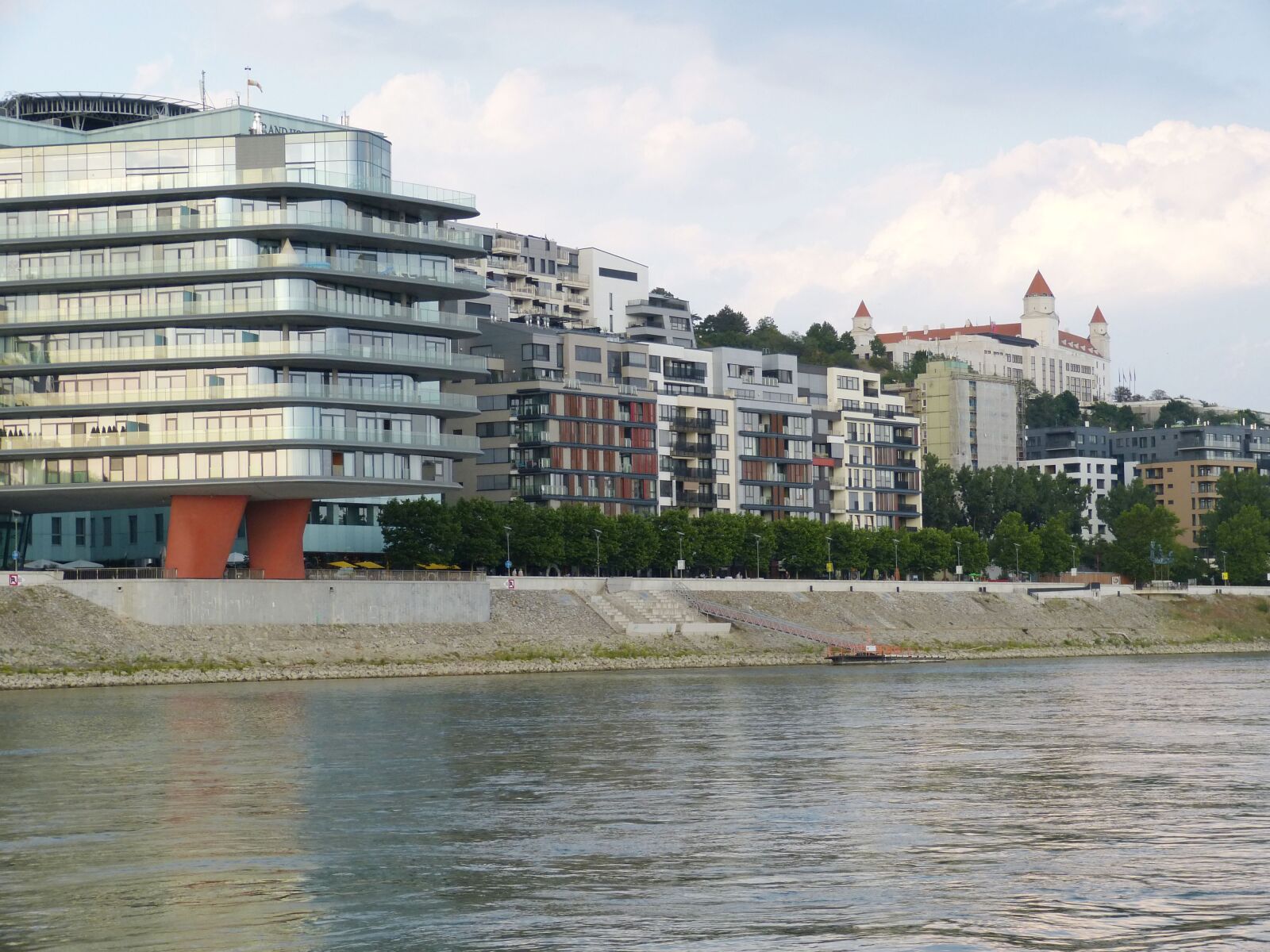 Panasonic Lumix DMC-FZ150 sample photo. Bratislava, slovakia, castle photography
