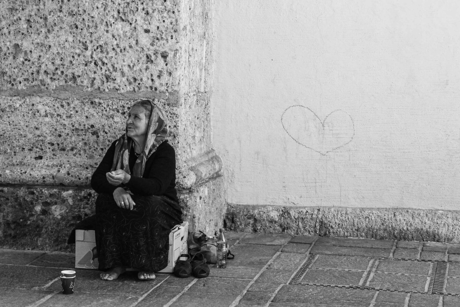 Canon EOS 1100D (EOS Rebel T3 / EOS Kiss X50) sample photo. Woman, street, homeless, building photography