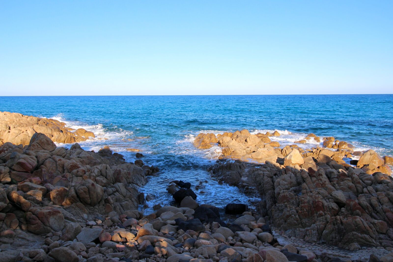 Canon EOS 700D (EOS Rebel T5i / EOS Kiss X7i) sample photo. Sardinia, mediterranean, rock photography