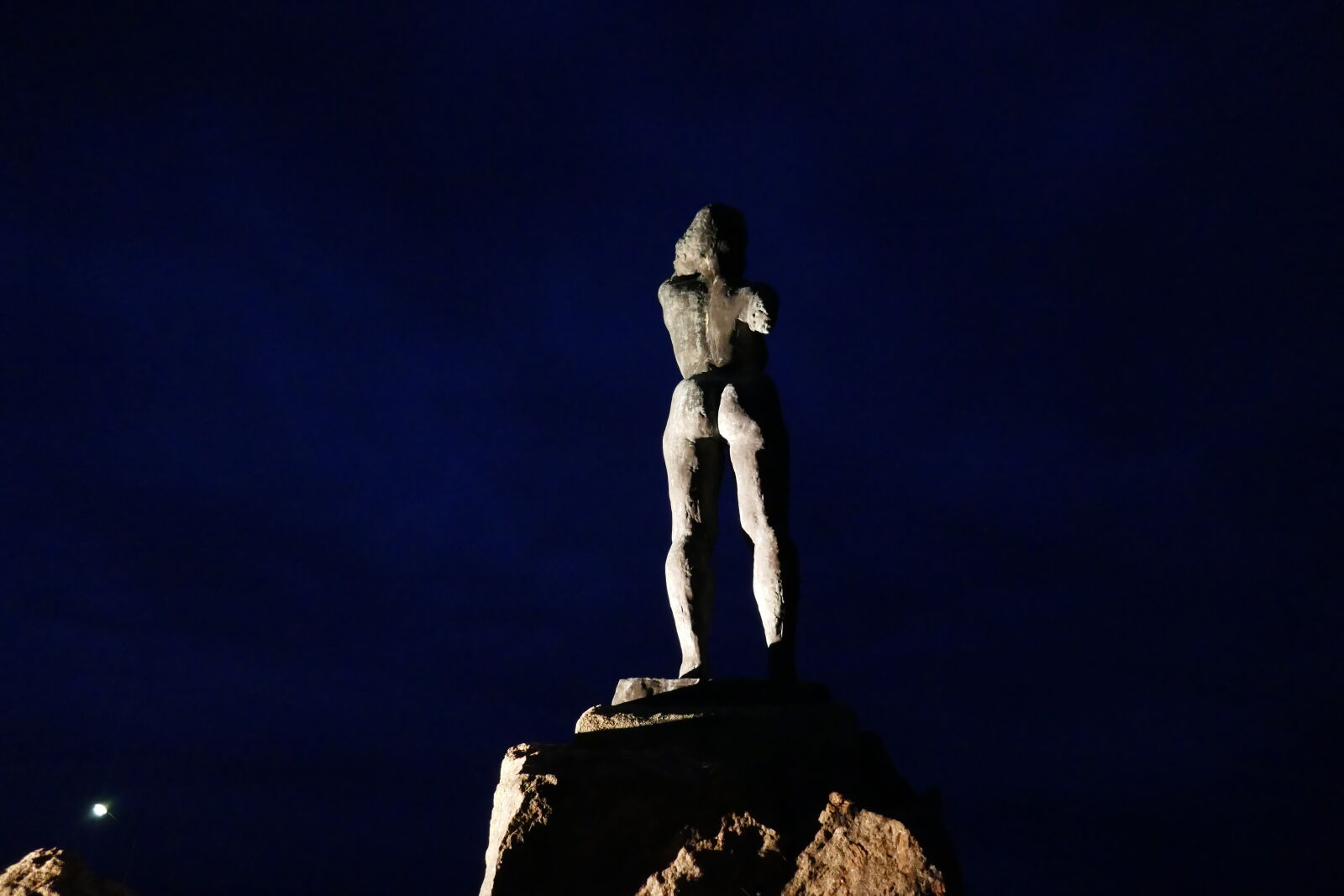 Panasonic Lumix DMC-ZS100 (Lumix DMC-TZ100) sample photo. Night, statue photography