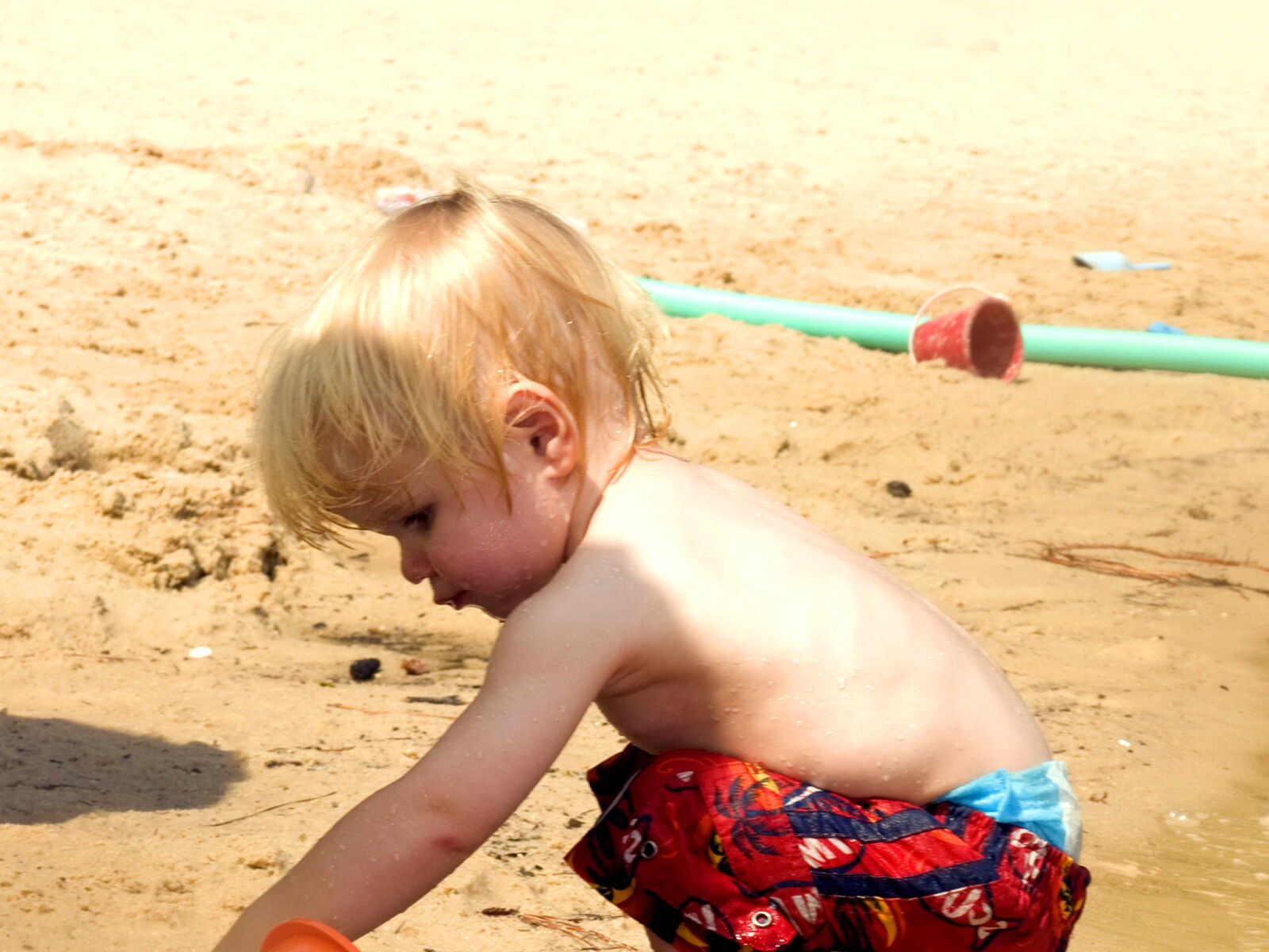 Nikon D300 sample photo. Young boy, beach, toys photography
