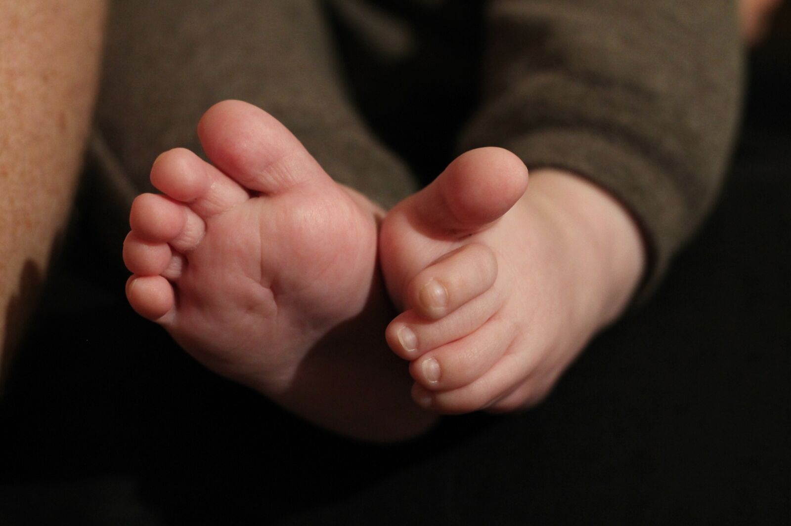 Canon EOS 1100D (EOS Rebel T3 / EOS Kiss X50) + Canon EF 50mm F1.8 II sample photo. Feet, baby, children's photography