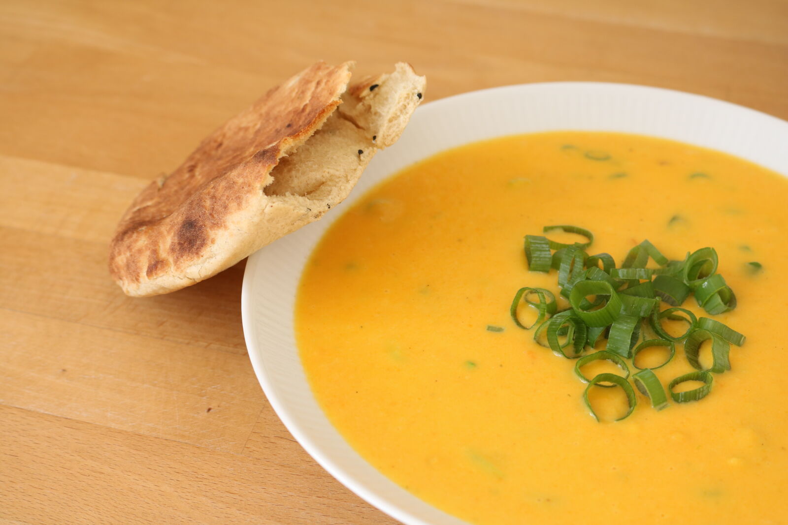 Canon EOS 750D (EOS Rebel T6i / EOS Kiss X8i) sample photo. Bread, food, soup, yellow photography