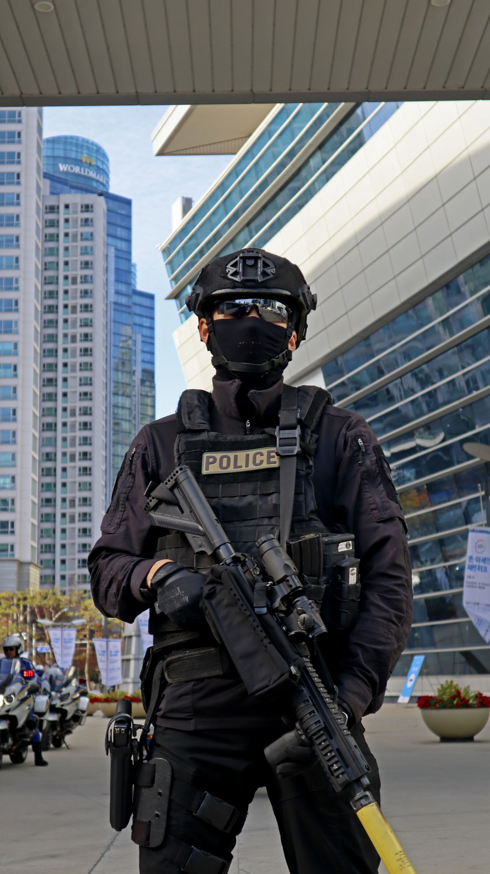 Canon EF-M 15-45mm F3.5-6.3 IS STM sample photo. Armed, police, officer photography