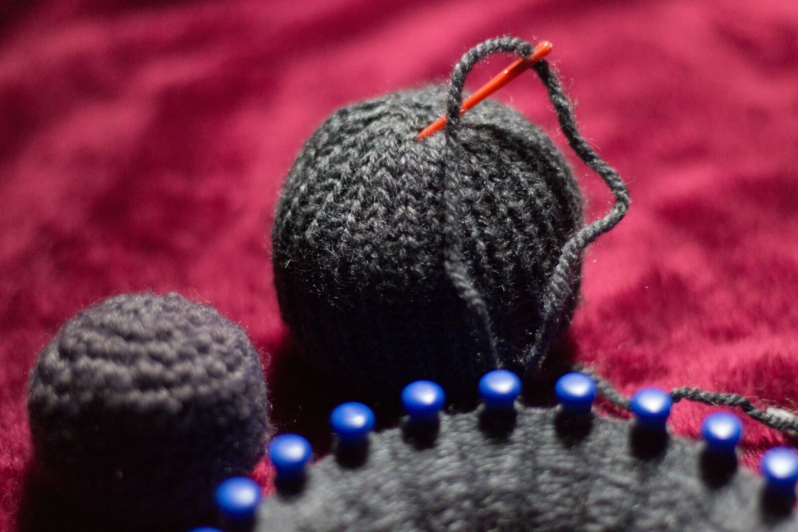 Canon EOS 600D (Rebel EOS T3i / EOS Kiss X5) + Canon EF 50mm F1.8 II sample photo. Wool, needle, knitting photography