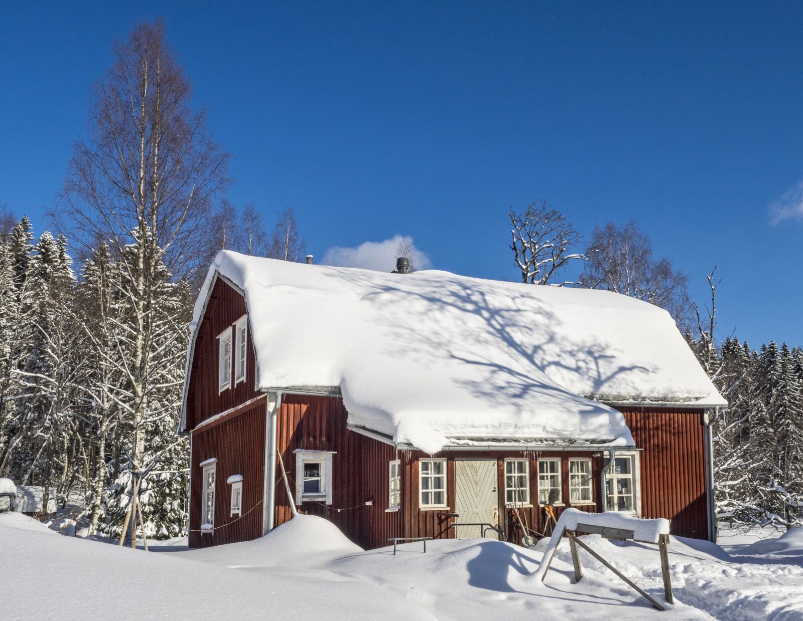 Olympus OM-D E-M1 + Olympus M.Zuiko Digital ED 12-40mm F2.8 Pro sample photo. Snow, winter, house photography
