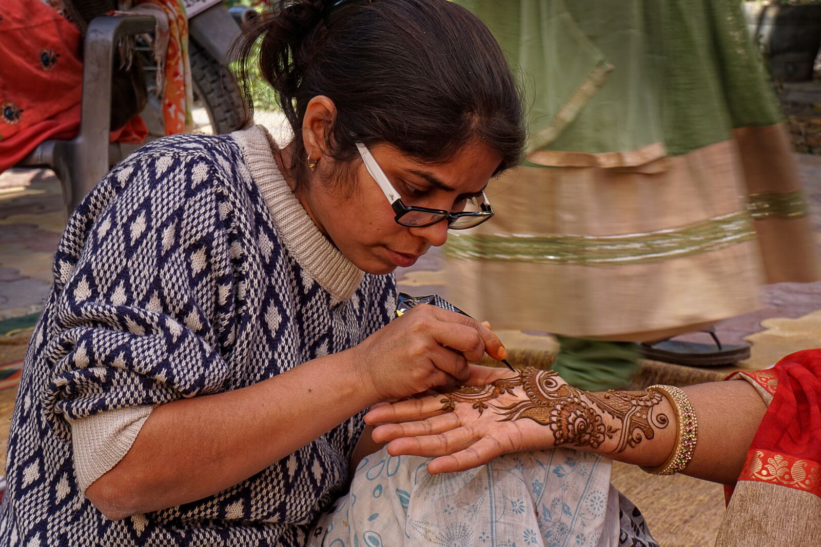 Sony a6000 + Sony E 18-55mm F3.5-5.6 OSS sample photo. Henna, paint, decorate photography