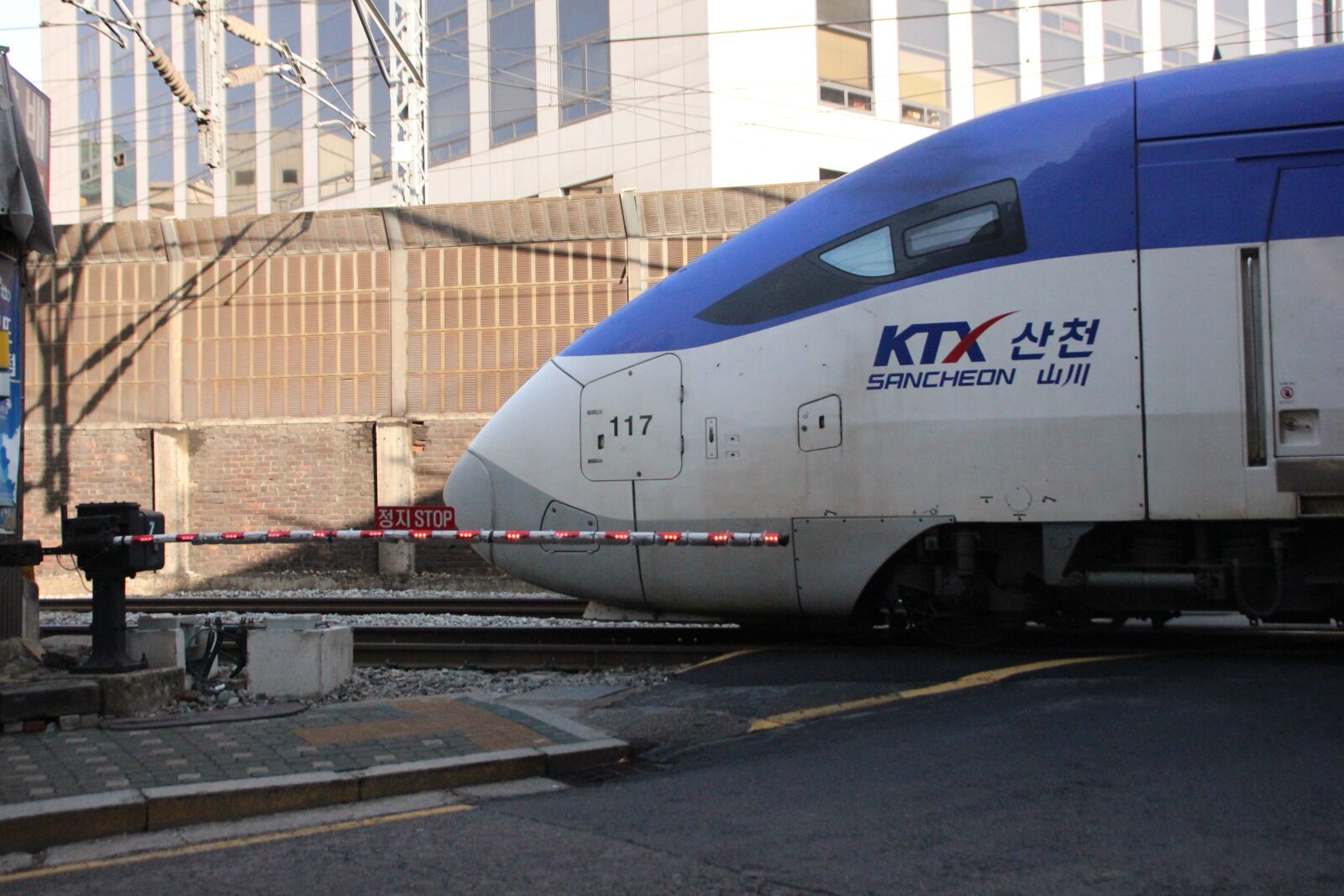 Canon EOS 600D (Rebel EOS T3i / EOS Kiss X5) sample photo. Train, korea, railway photography