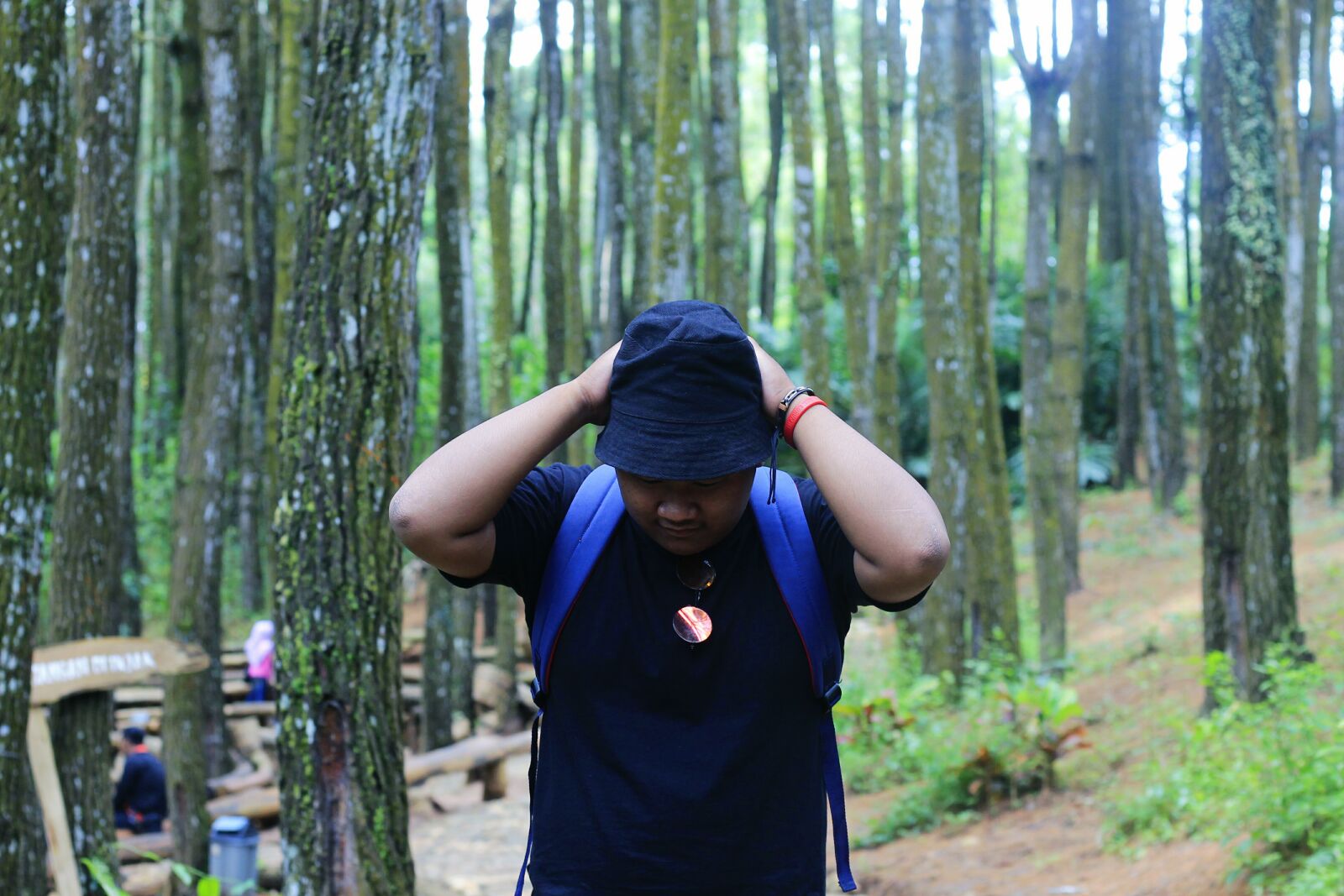 Canon EOS 1100D (EOS Rebel T3 / EOS Kiss X50) + Canon EF 50mm F1.8 STM sample photo. Forest, person photography