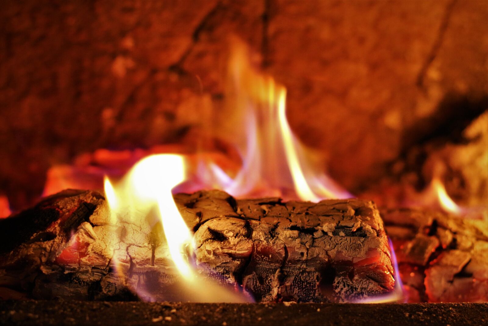 Canon EOS 650D (EOS Rebel T4i / EOS Kiss X6i) + Canon EF 50mm F1.8 II sample photo. Fireplace, firewood, wood photography