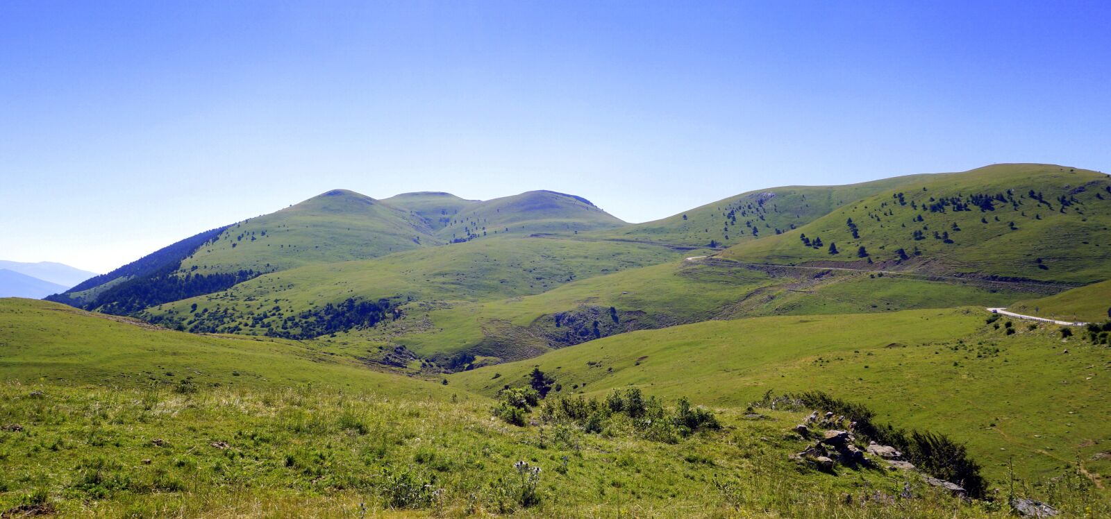 Sony E 16-50mm F3.5-5.6 PZ OSS sample photo. Mountains, meadows, green photography
