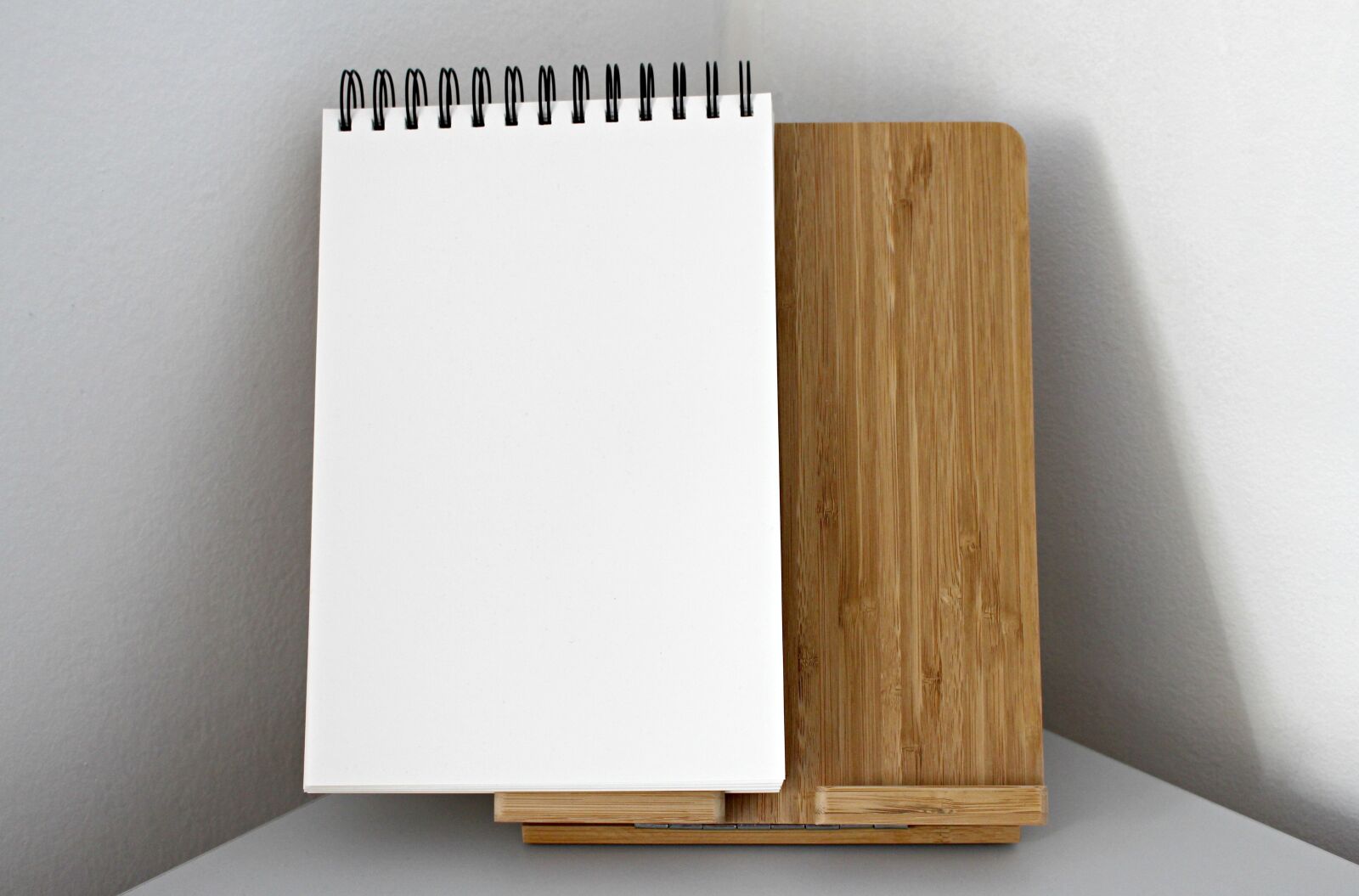 Canon EOS 700D (EOS Rebel T5i / EOS Kiss X7i) sample photo. Paper, paper stand, inscription photography