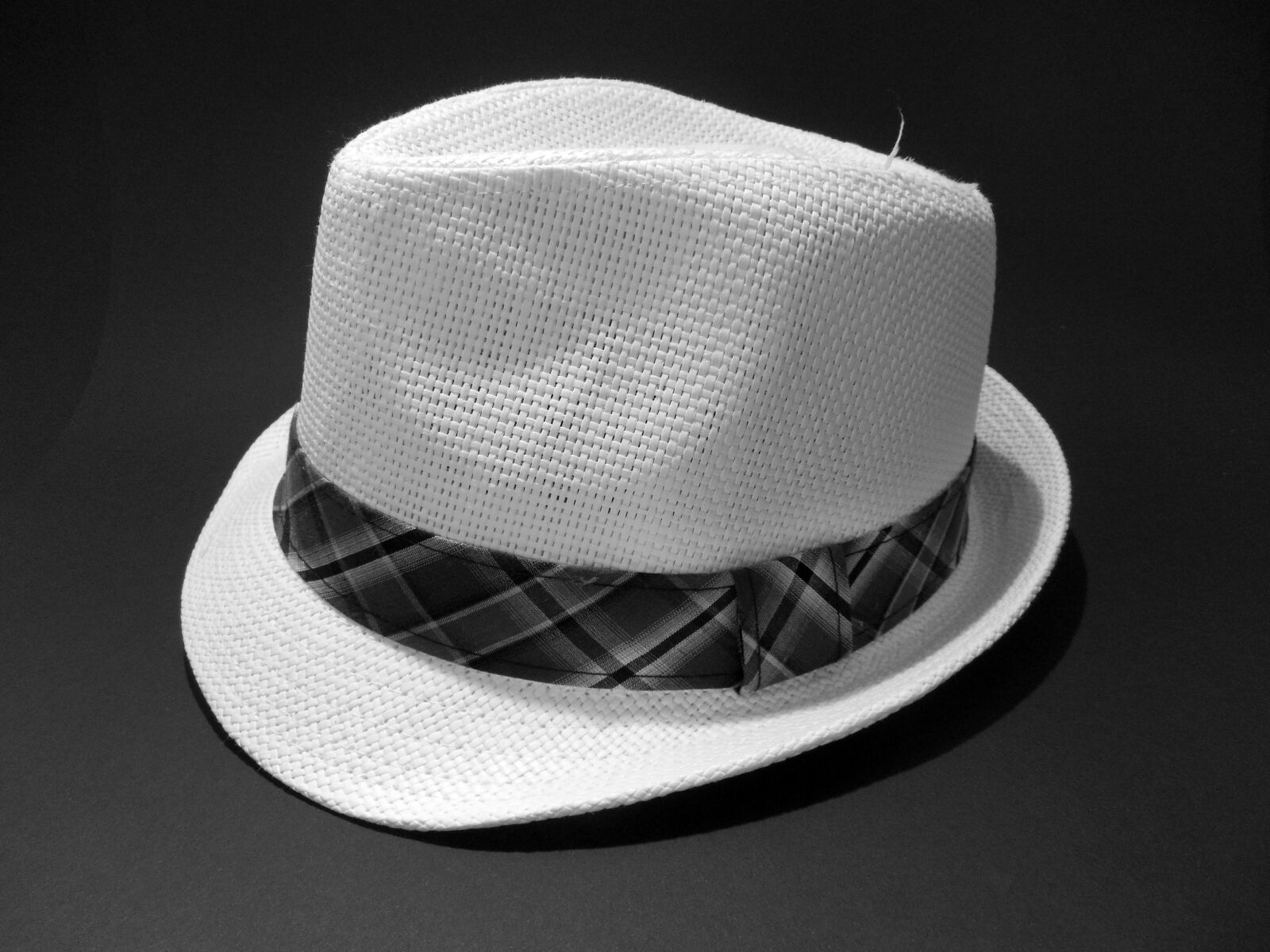 Nikon COOLPIX L620 sample photo. Hat, straw hat, retro photography