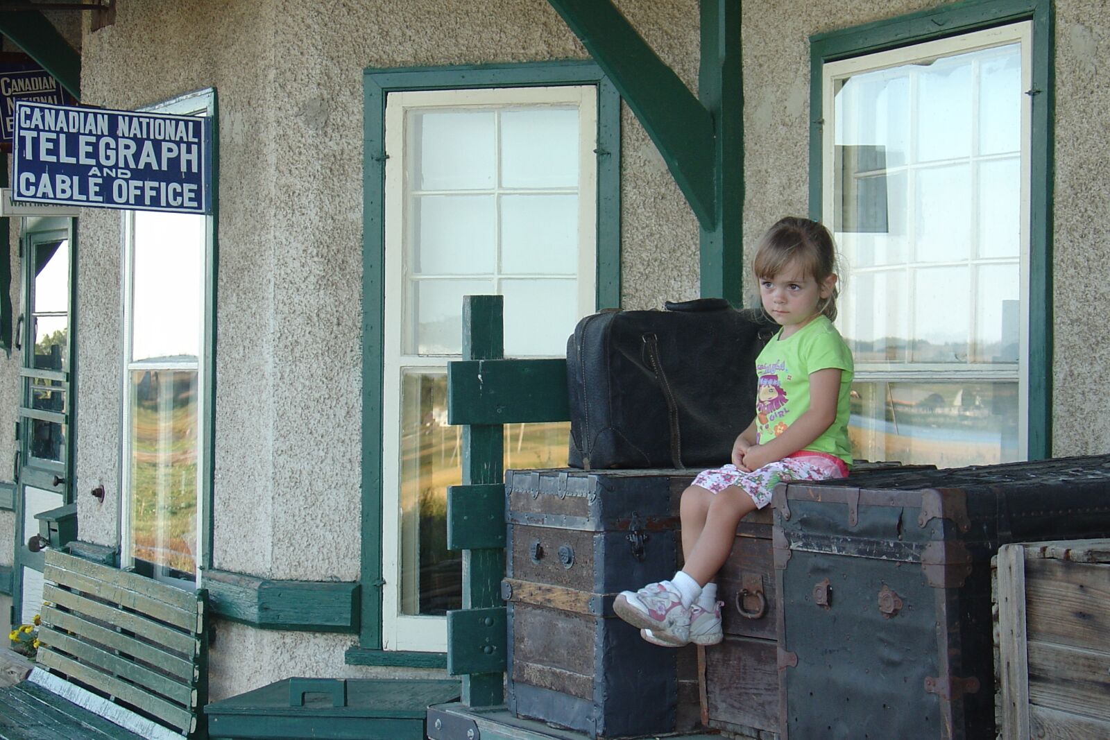 Sony DSC-V1 sample photo. Girl, train, station photography