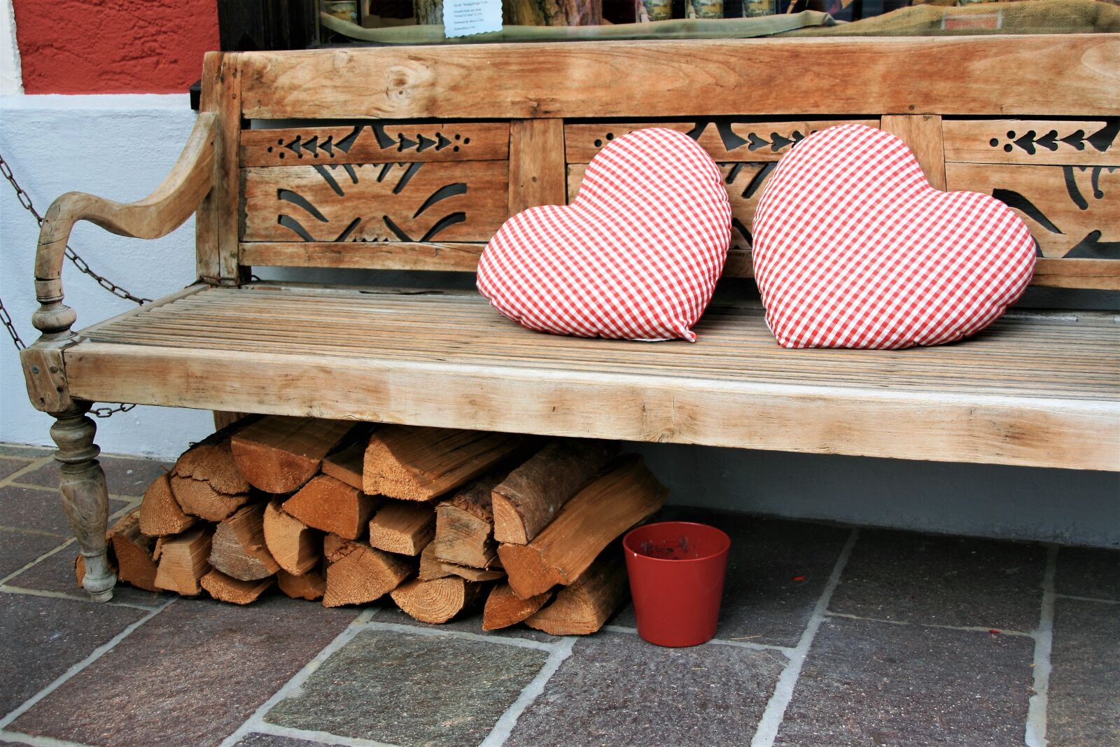 Canon EOS 400D (EOS Digital Rebel XTi / EOS Kiss Digital X) sample photo. Heart, romantic, bench photography