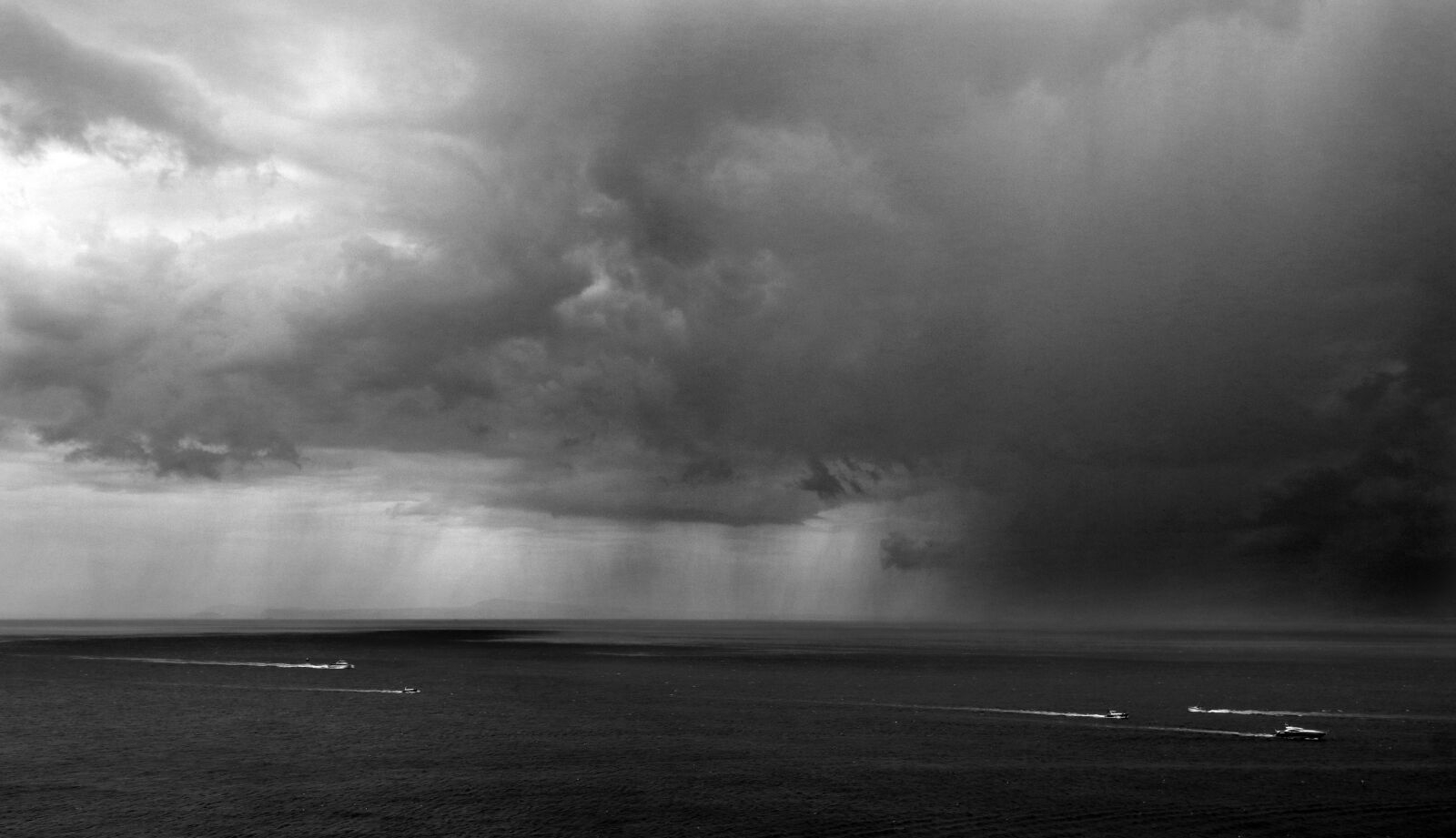 Canon EOS 80D + Canon EF-S 10-18mm F4.5–5.6 IS STM sample photo. Clouds, thunderstorm, rain photography