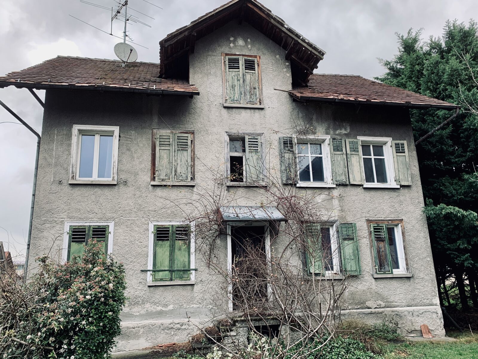 Apple iPhone XR sample photo. House, old, building photography
