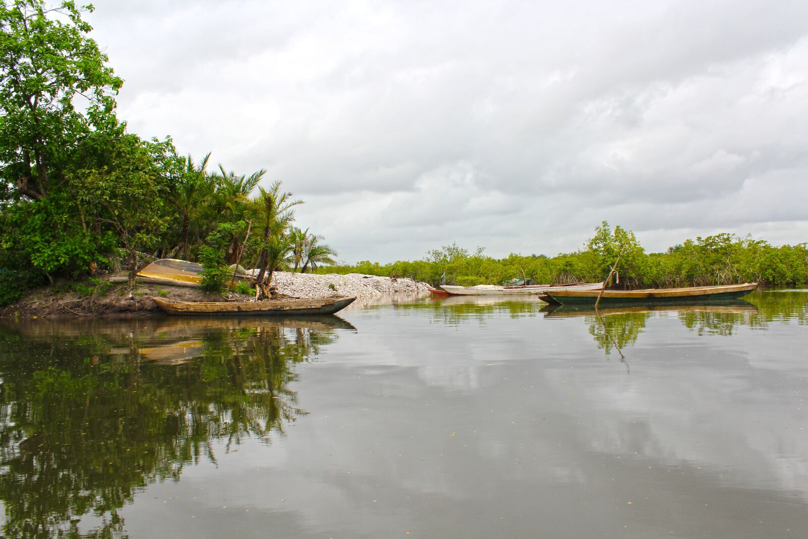 Canon EOS 600D (Rebel EOS T3i / EOS Kiss X5) sample photo. River, boats, fishing photography
