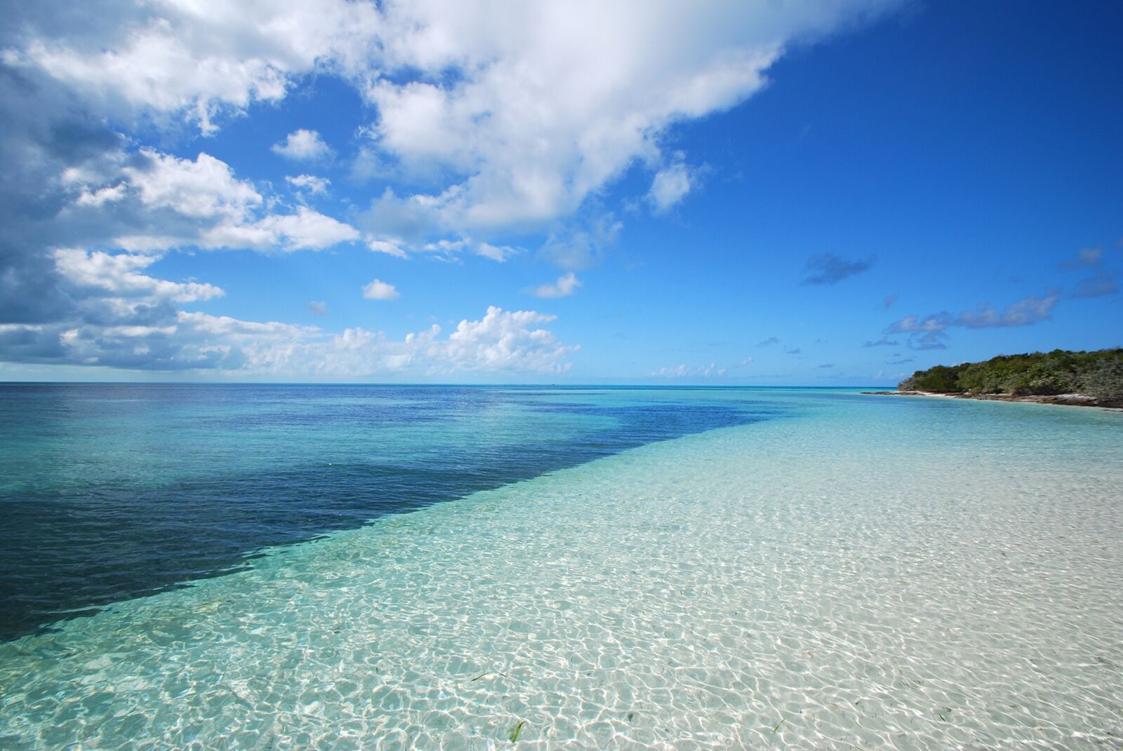 Nikon D40X sample photo. Blue water, empty beach photography