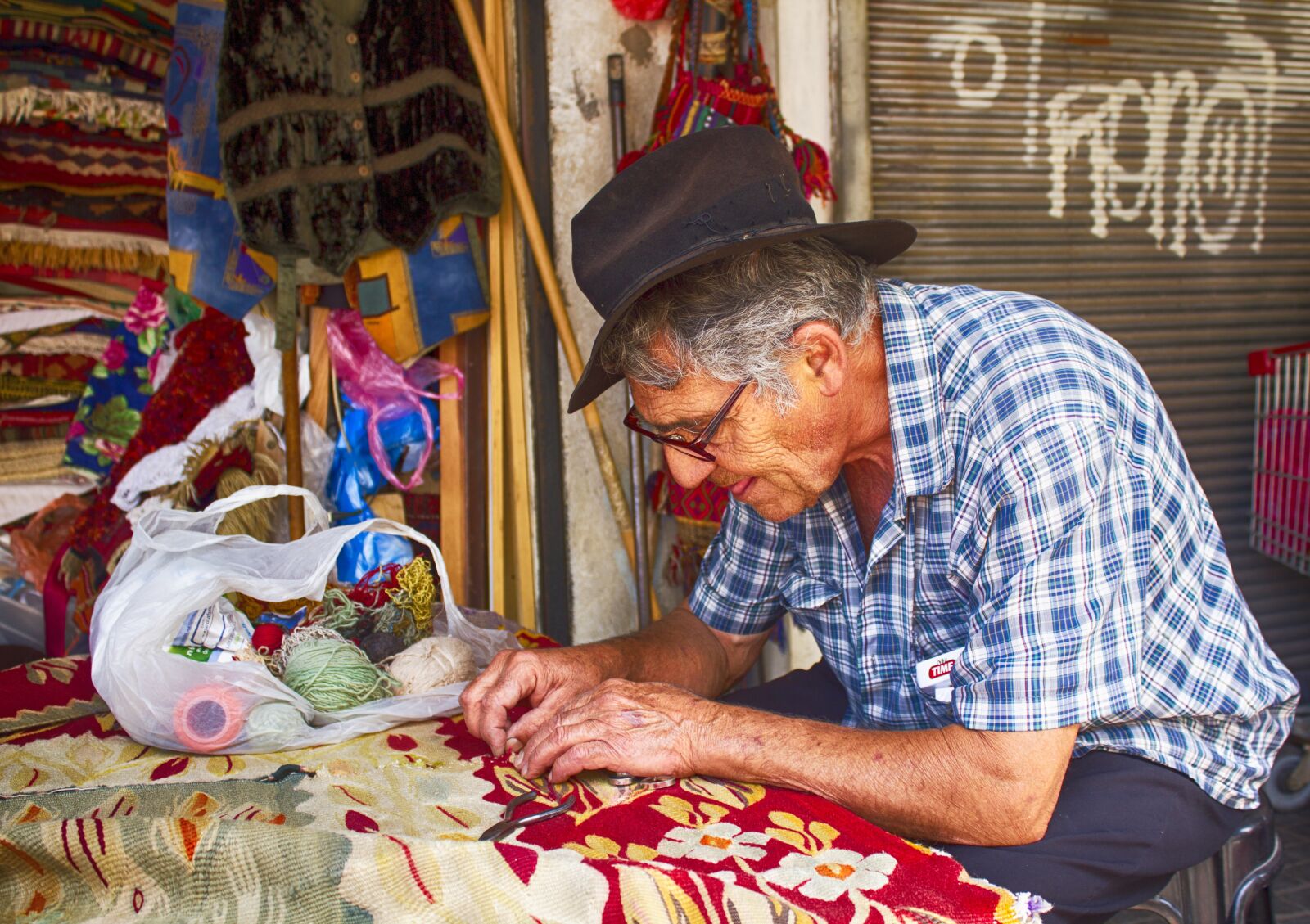 Canon EOS 550D (EOS Rebel T2i / EOS Kiss X4) sample photo. Men, working, tel aviv photography