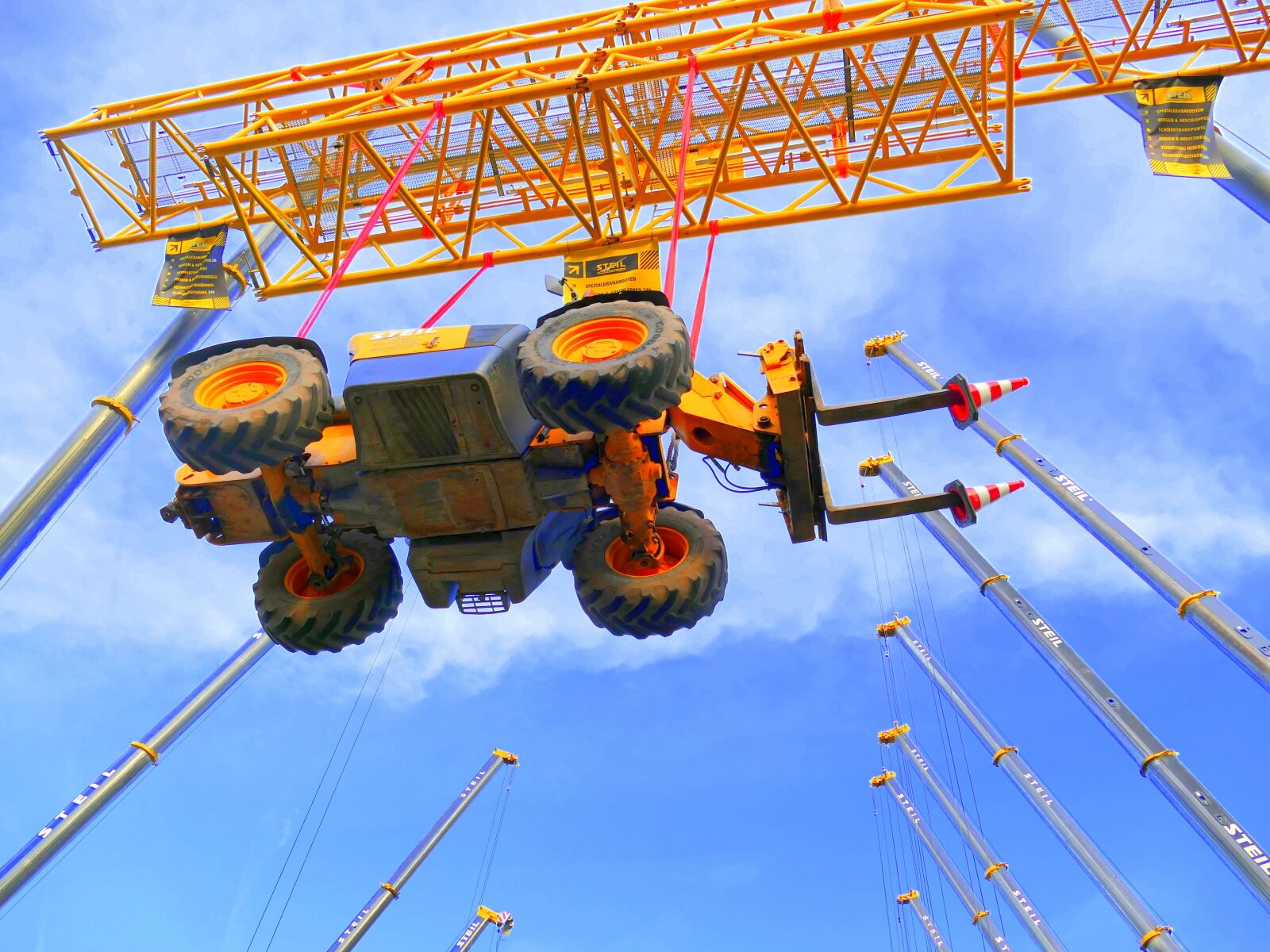 Panasonic Lumix DMC-FZ1000 sample photo. Forklift, machine, crane photography