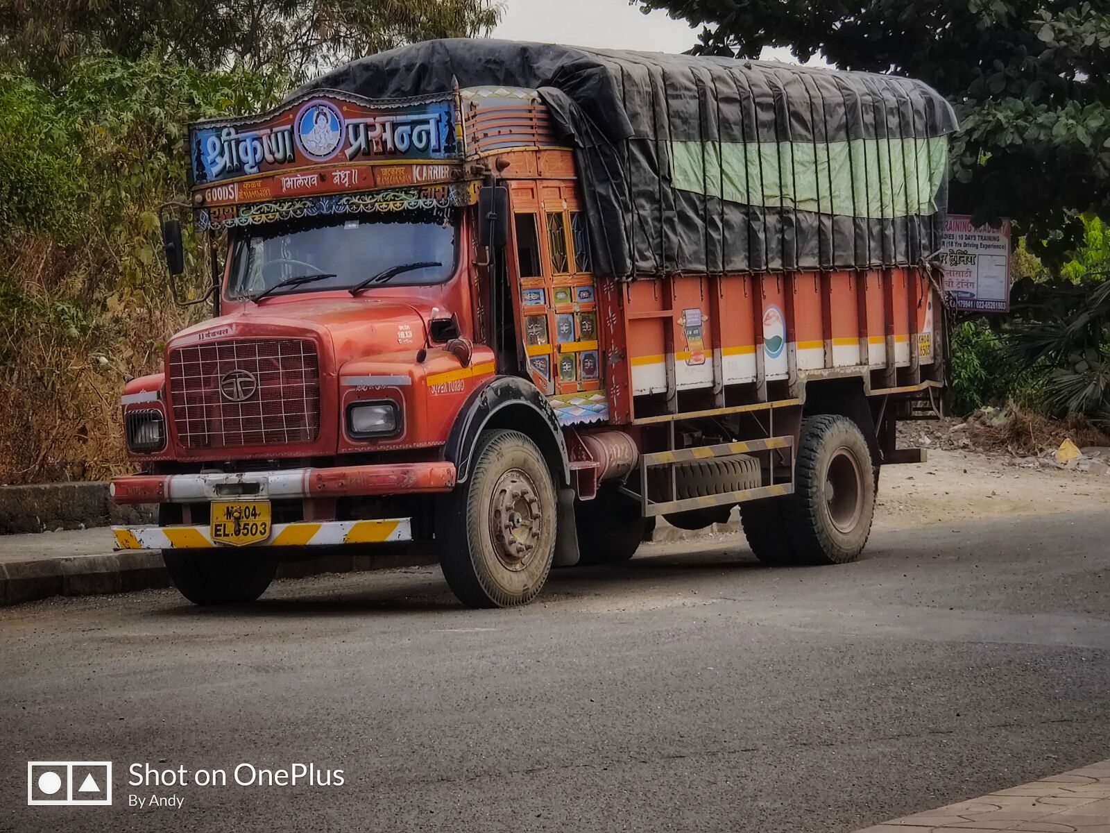 OnePlus HD1901 sample photo. Retro, truck, mumbai photography