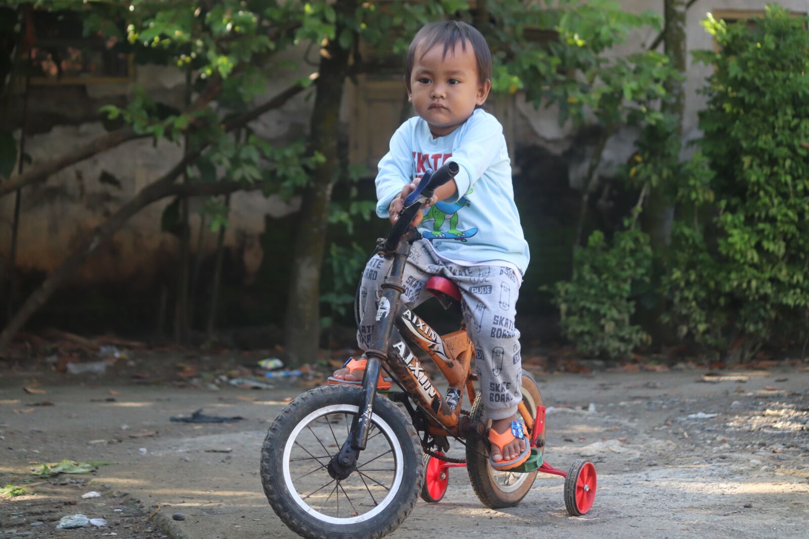 Canon EF-S 55-250mm F4-5.6 IS sample photo. Child, play, bike photography