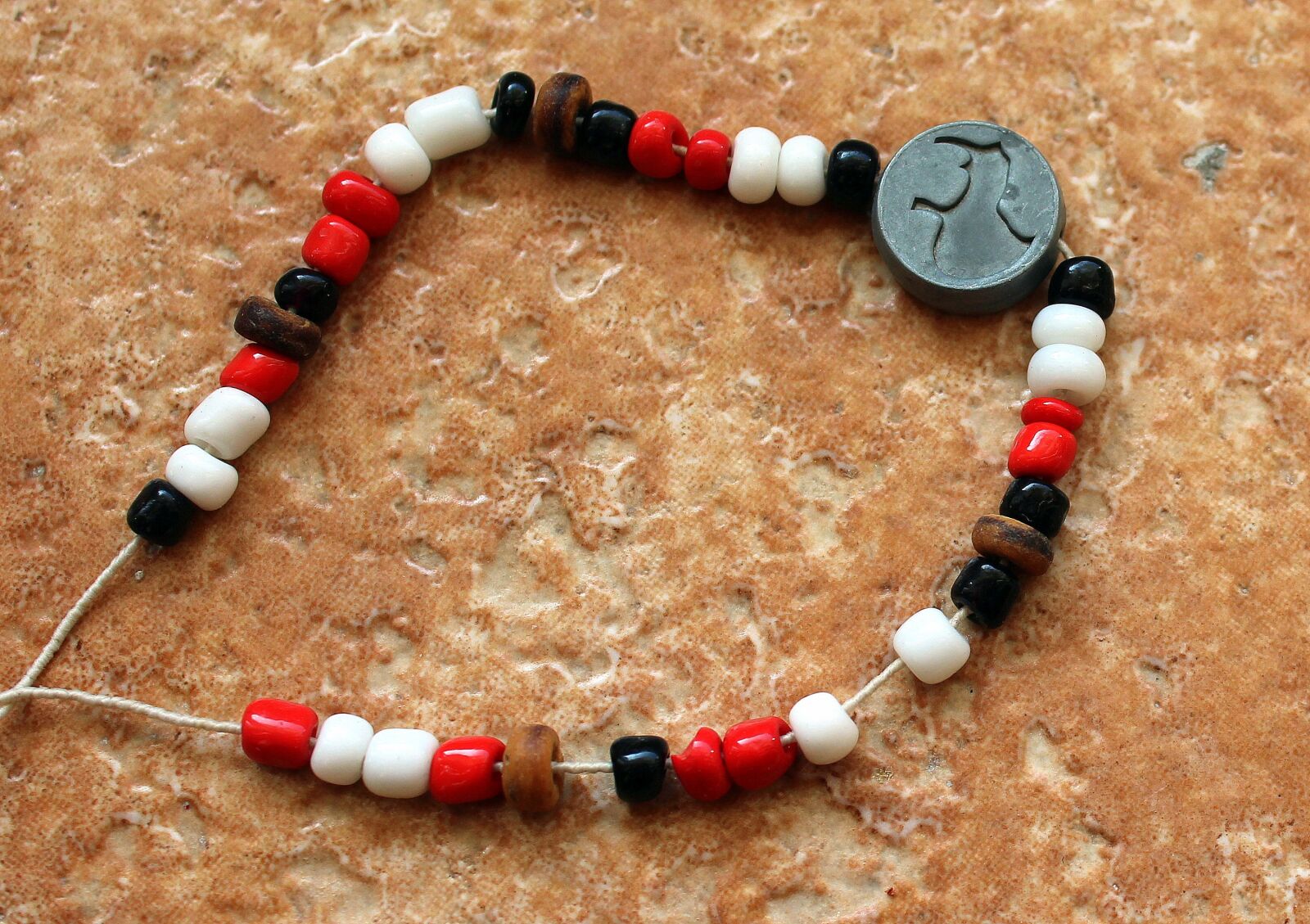 Canon EOS 1200D (EOS Rebel T5 / EOS Kiss X70 / EOS Hi) sample photo. Beads, bracelet, ornament photography