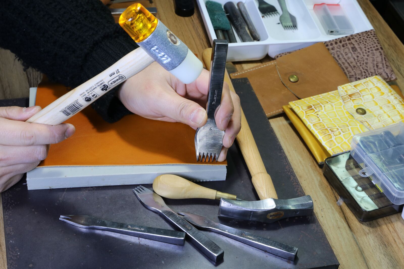 Canon EOS 750D (EOS Rebel T6i / EOS Kiss X8i) sample photo. Technique, leather, leather craft photography